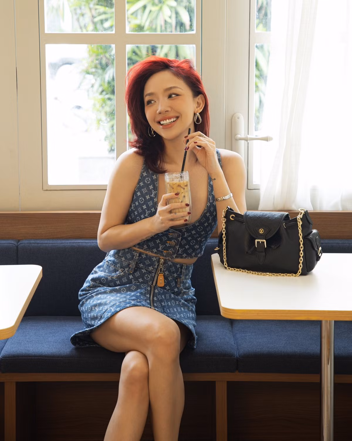 Nhiều người nghi vấn cô mới nâng mũi nên nhan sắc có phần khác trước.