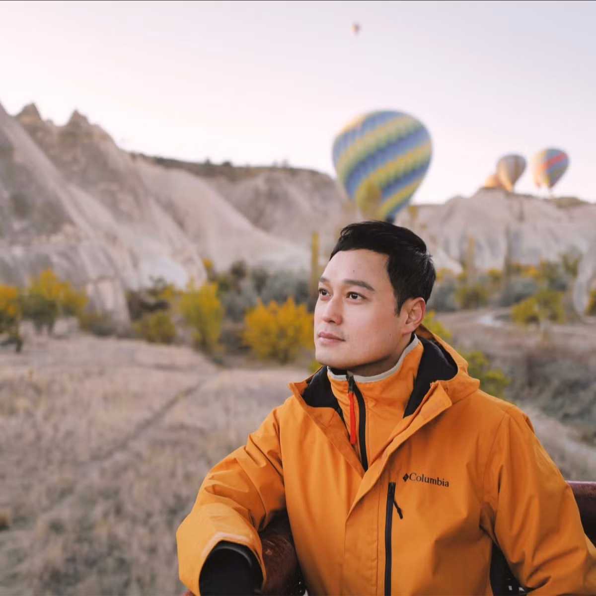 Không giống nhiều travel blogger trẻ tuổi, Quang Vinh gây ấn tượng bởi phong cách review cao cấp: anh thường xuyên xuất hiện ở các resort 5 sao, khách sạn hạng sang và những điểm đến xa xỉ trải dài khắp thế giới.