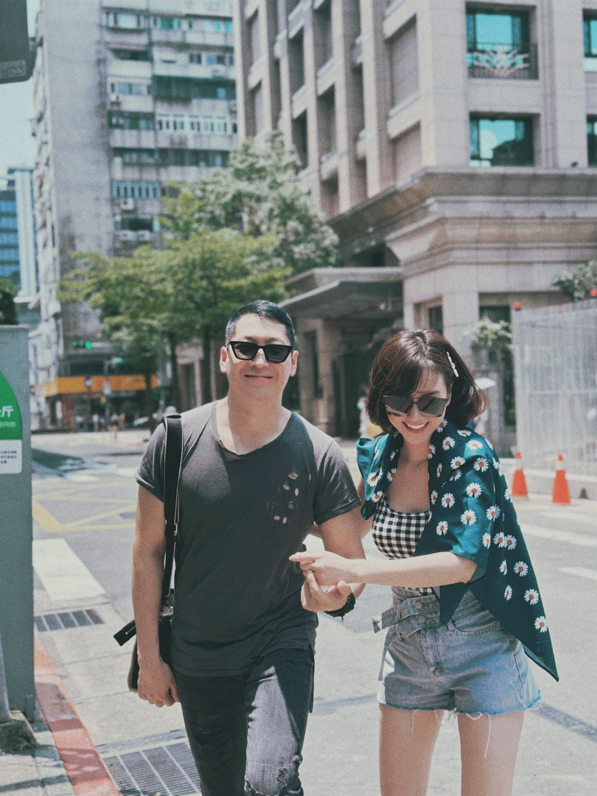 Chia sẻ này lập tức thu hút sự quan tâm trên mạng xã hội. Nhiều khán giả gửi lời chúc phúc, bày tỏ sự ngưỡng mộ trước cuộc sống hôn nhân kín đáo nhưng viên mãn của Hương Giang.