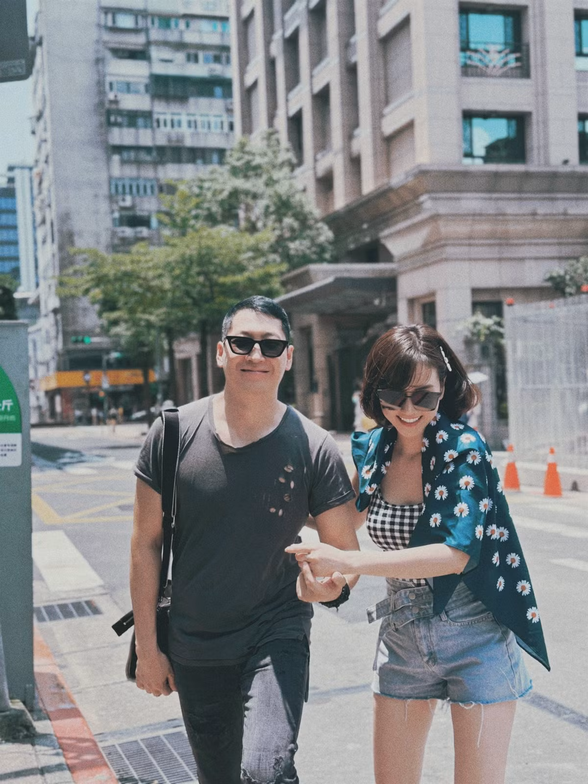 Chia sẻ này lập tức thu hút sự quan tâm trên mạng xã hội. Nhiều khán giả gửi lời chúc phúc, bày tỏ sự ngưỡng mộ trước cuộc sống hôn nhân kín đáo nhưng viên mãn của Hương Giang.