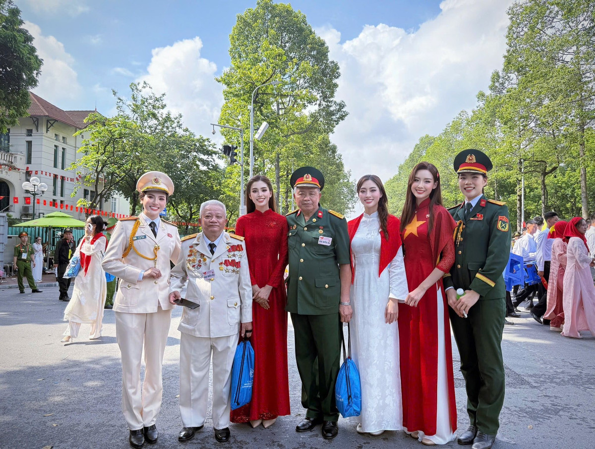 Tiểu Vy, Lương Thuỳ Linh, Bảo Ngọc chụp ảnh kỷ niệm sau khi kết thúc lễ diễu binh, diễu hành A80. Ảnh: FB Trần Tiểu Vy