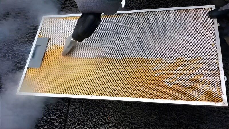 Dùng máy phun hơi nước nóng là giải pháp hiện đại, an toàn và không cần hóa chất. Cách làm: Sử dụng máy phun hơi nước ở nhiệt độ cao (100–140°C) xịt trực tiếp vào khu vực bám dầu mỡ. Hơi nước nóng sẽ làm mềm và tách lớp dầu mỡ cứng đầu, sau đó chỉ cần lau lại bằng khăn khô. Phương pháp này vừa sạch sâu vừa thân thiện với sức khỏe.