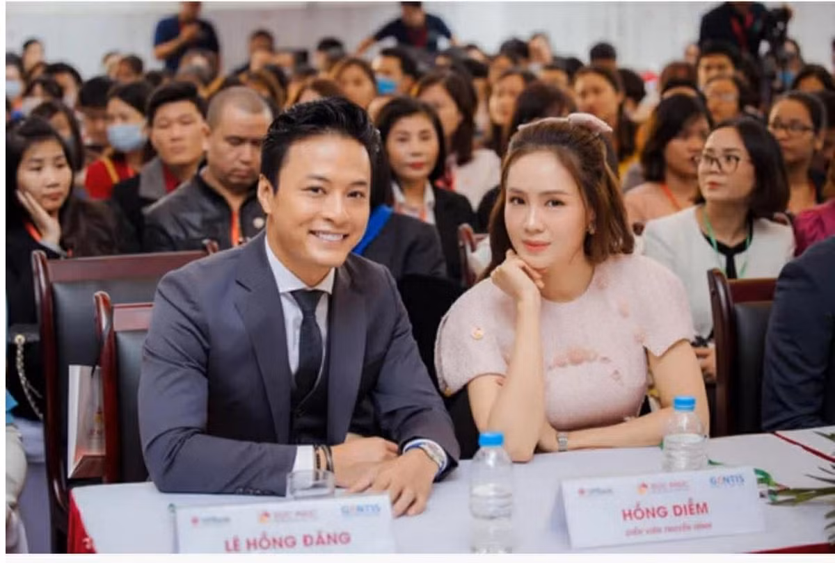 Sau 15 năm kể từ lần đầu hợp tác, Hồng Đăng – Hồng Diễm vẫn giữ vững “phản ứng hóa học” đặc biệt khiến người xem rung động mỗi lần tái xuất.