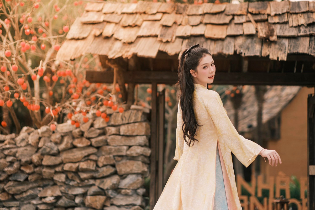 Hình ảnh Ngọc Trinh trong tà áo dài ngày Tết mang đến cảm giác vừa quen thuộc, vừa mới lạ, thu hút sự chú ý của cộng đồng mạng.