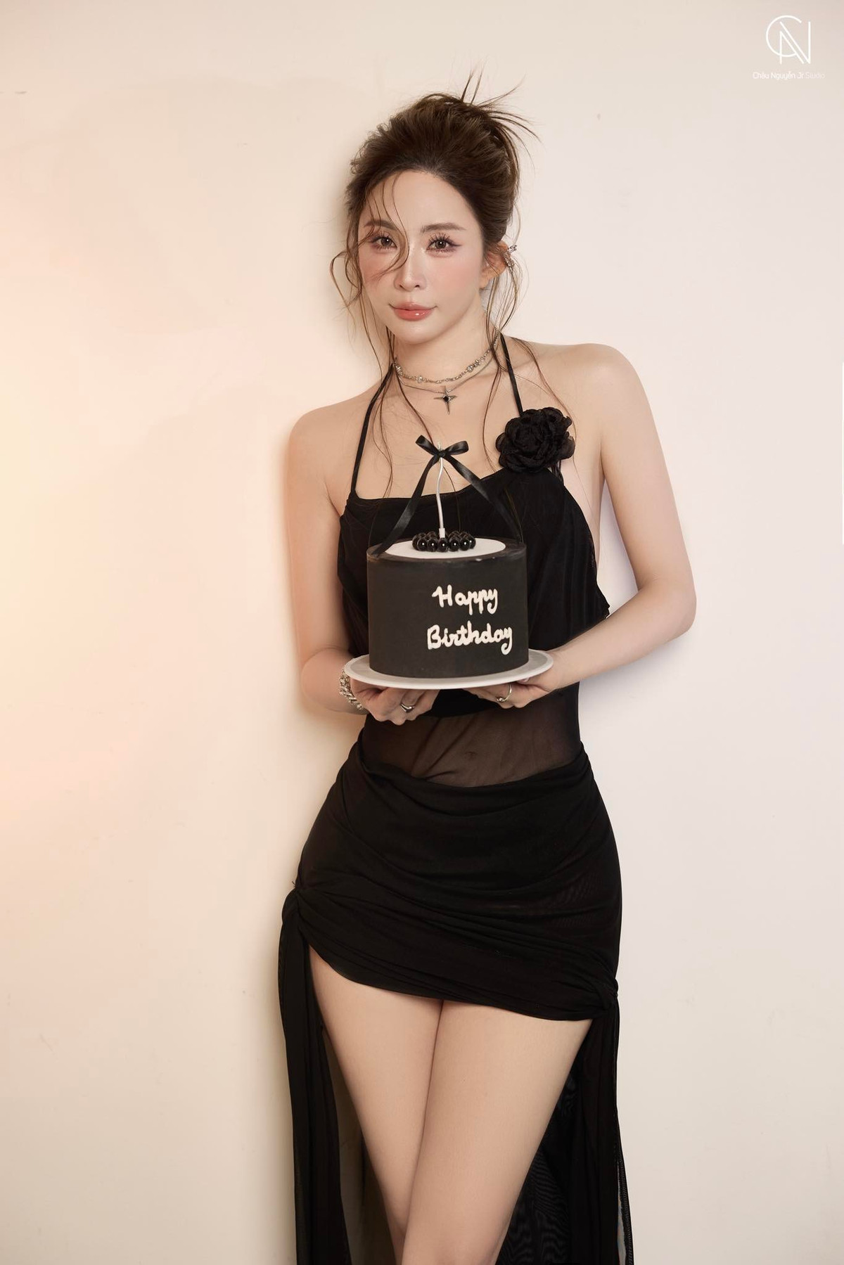 Tin tức sao Việt 8/9: Quỳnh Nga khoe vẻ quyến rũ trong ngày sinh nhật. Ảnh: FB Phạm Quỳnh Nga