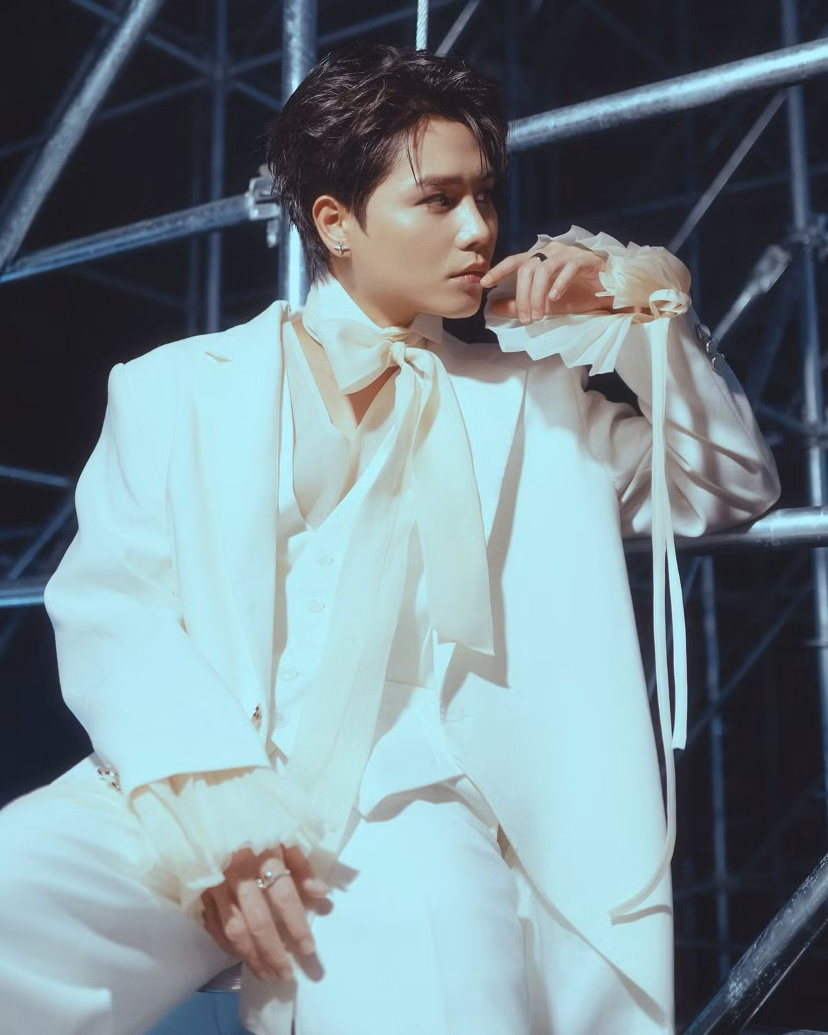 Tăng Duy Tân diện trang phục màu trắng, được khen đẹp trai như hoàng tử. Ảnh: FB Tăng Duy Tân