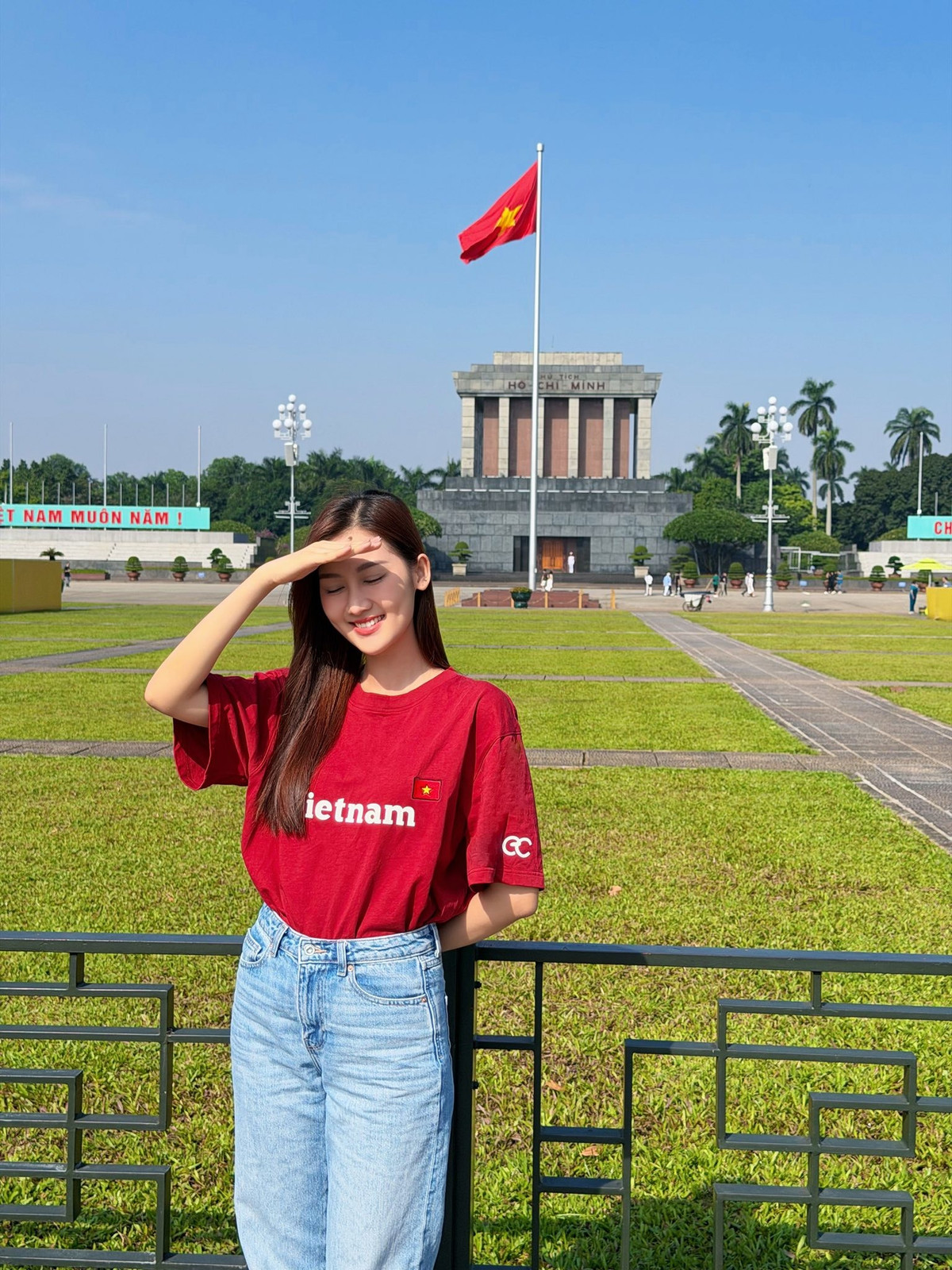 Tin tức sao Việt 18/10: Hoa hậu Quế Anh từ miền Nam ra thăm Lăng Bác. Người đẹp không quên ghi lại những khoảnh khắc xinh đẹp dưới ánh nắng mùa thu Hà Nội. Ảnh: FB Võ Lê Quế Anh