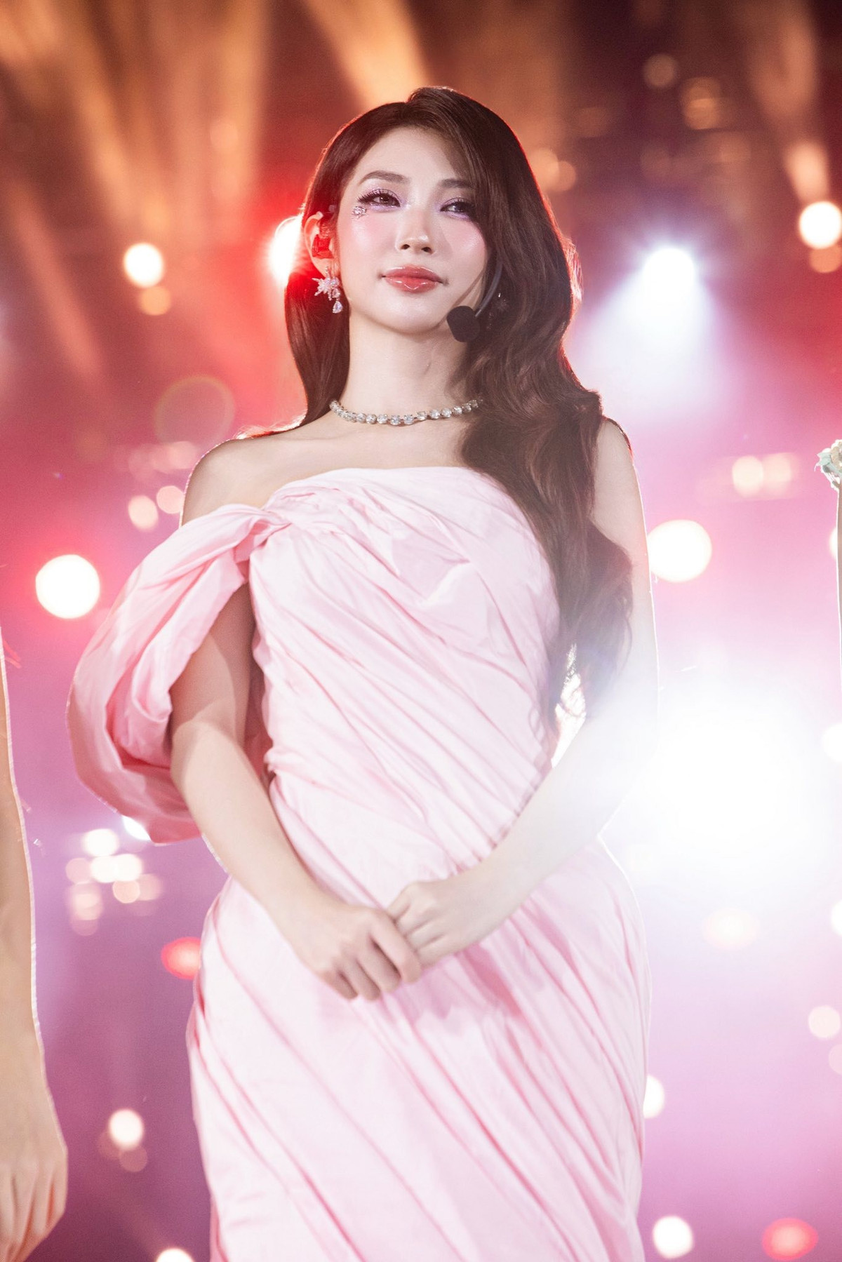 Điều đáng chú ý là thời gian dường như ưu ái Khổng Tú Quỳnh hơn là lấy đi của cô điều gì. Làn da trắng mịn, căng bóng cùng gương mặt nhỏ nhắn, sống mũi cao, đôi mắt to tròn và khuôn môi cong quyến rũ giúp cô luôn nổi bật trong mọi khung hình.