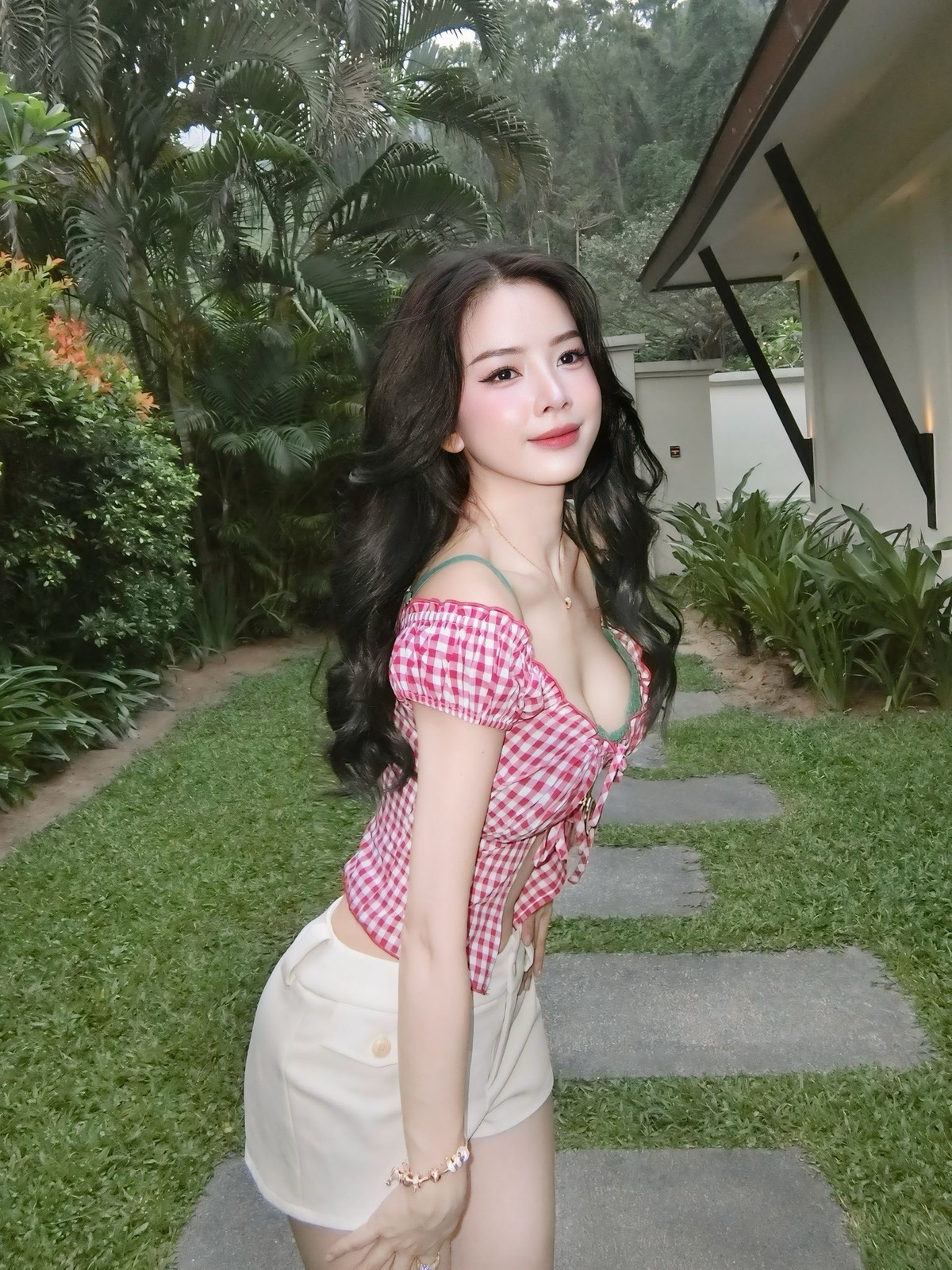 DJ Mie tạo dáng chụp ảnh trong sân vườn. Ảnh: FB DJ Mie