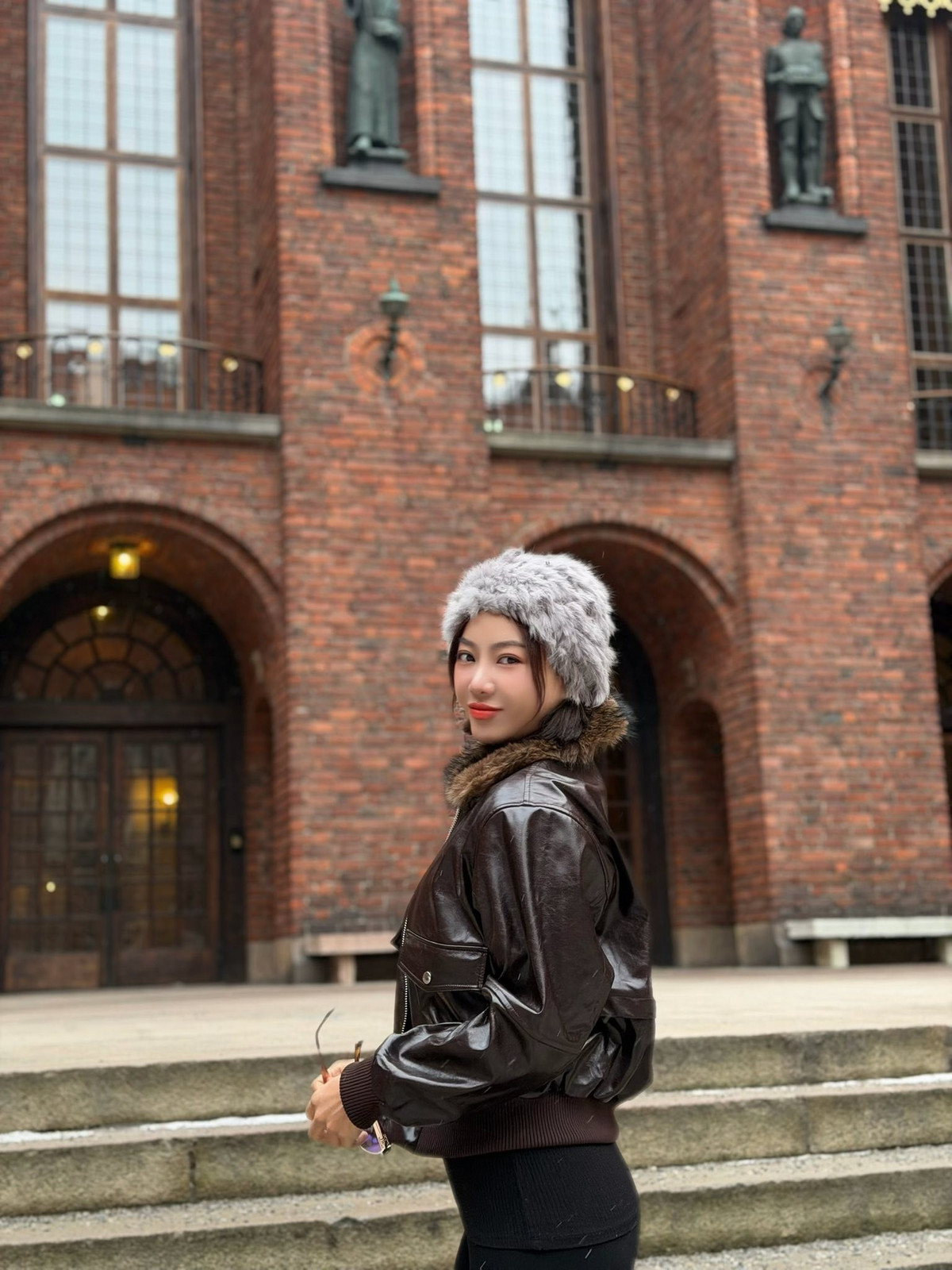 Diễn viên Thanh Hương mặc ấm áp khi du lịch ở trời Tây. Ảnh: FB Nguyen Thanh Huong