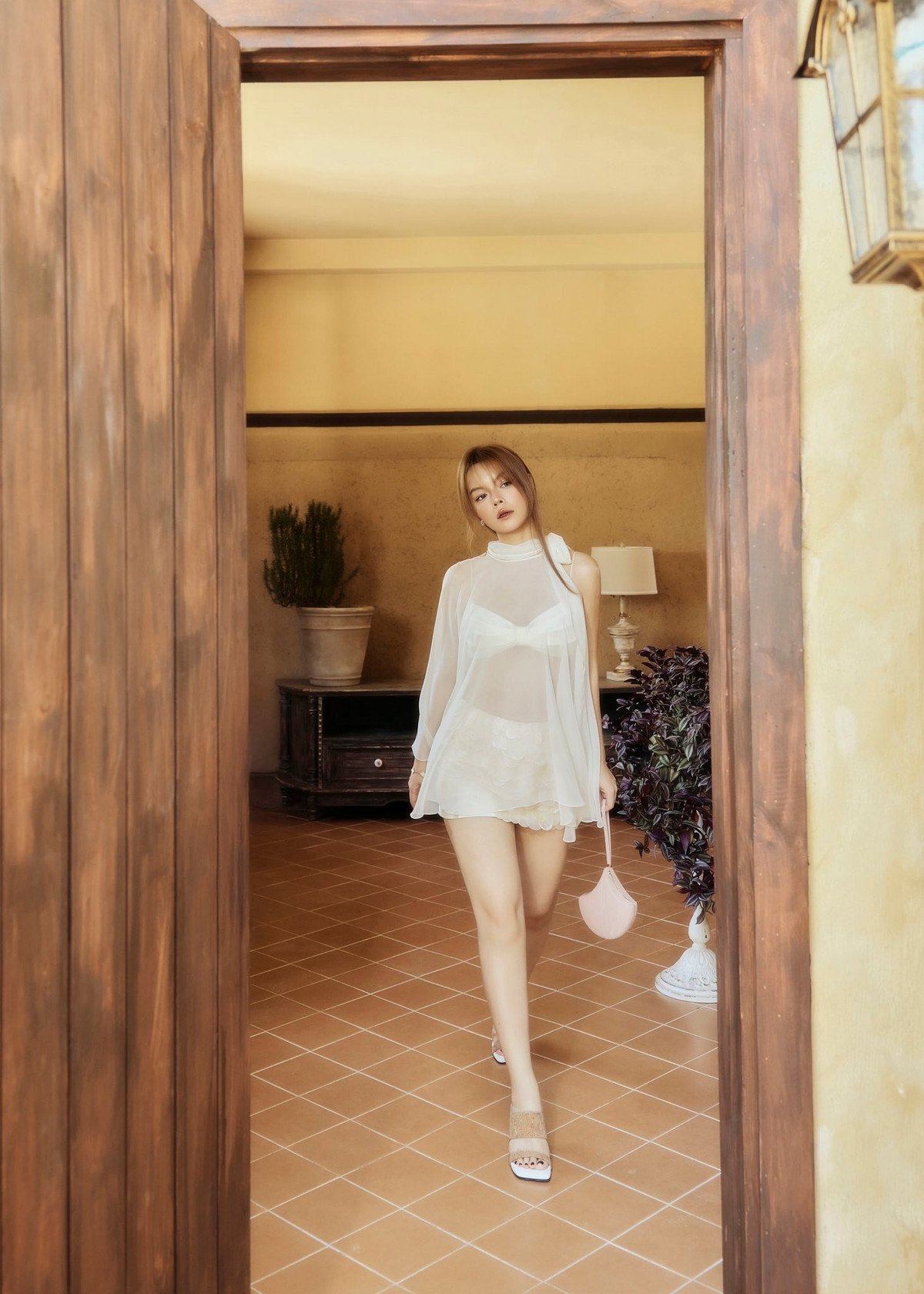 Giữa không khí rộn ràng chuẩn bị đón năm mới, Phạm Quỳnh Anh lựa chọn làm mới hình ảnh bằng bộ ảnh mang màu sắc gợi cảm, hiện đại.