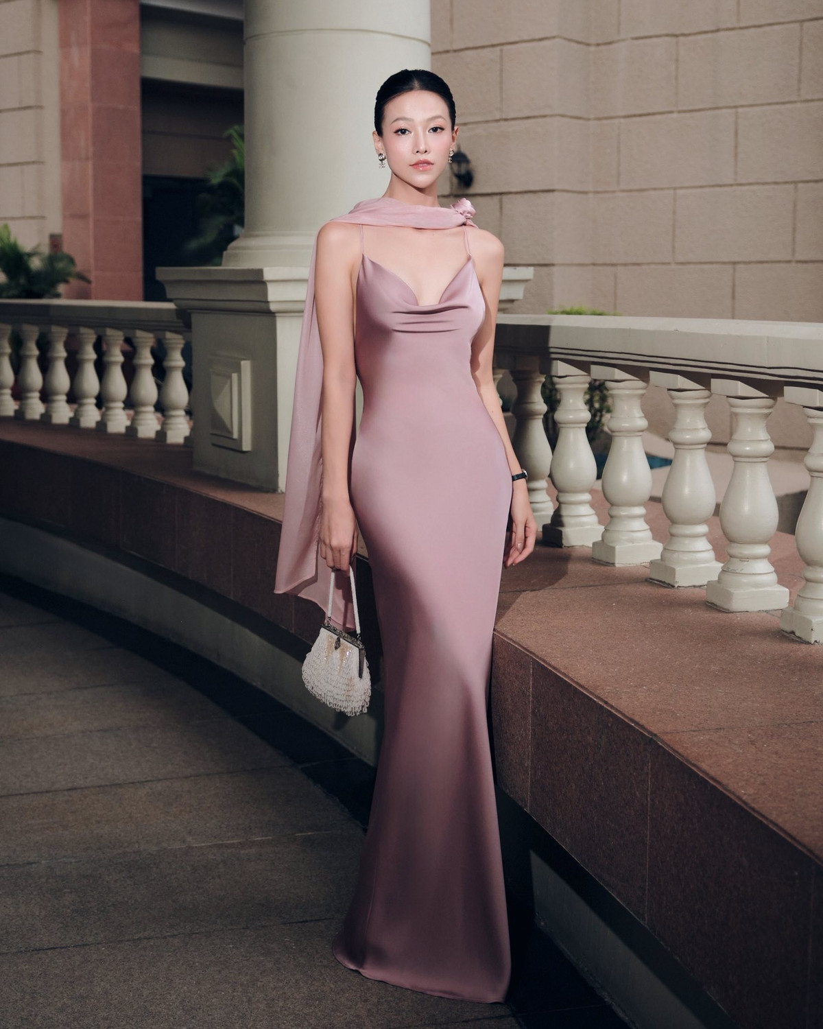 Hoa hậu Phương Khánh lên đồ với váy lụa dáng dài đi đám cưới. Ảnh: FB Nguyễn Phương Khánh