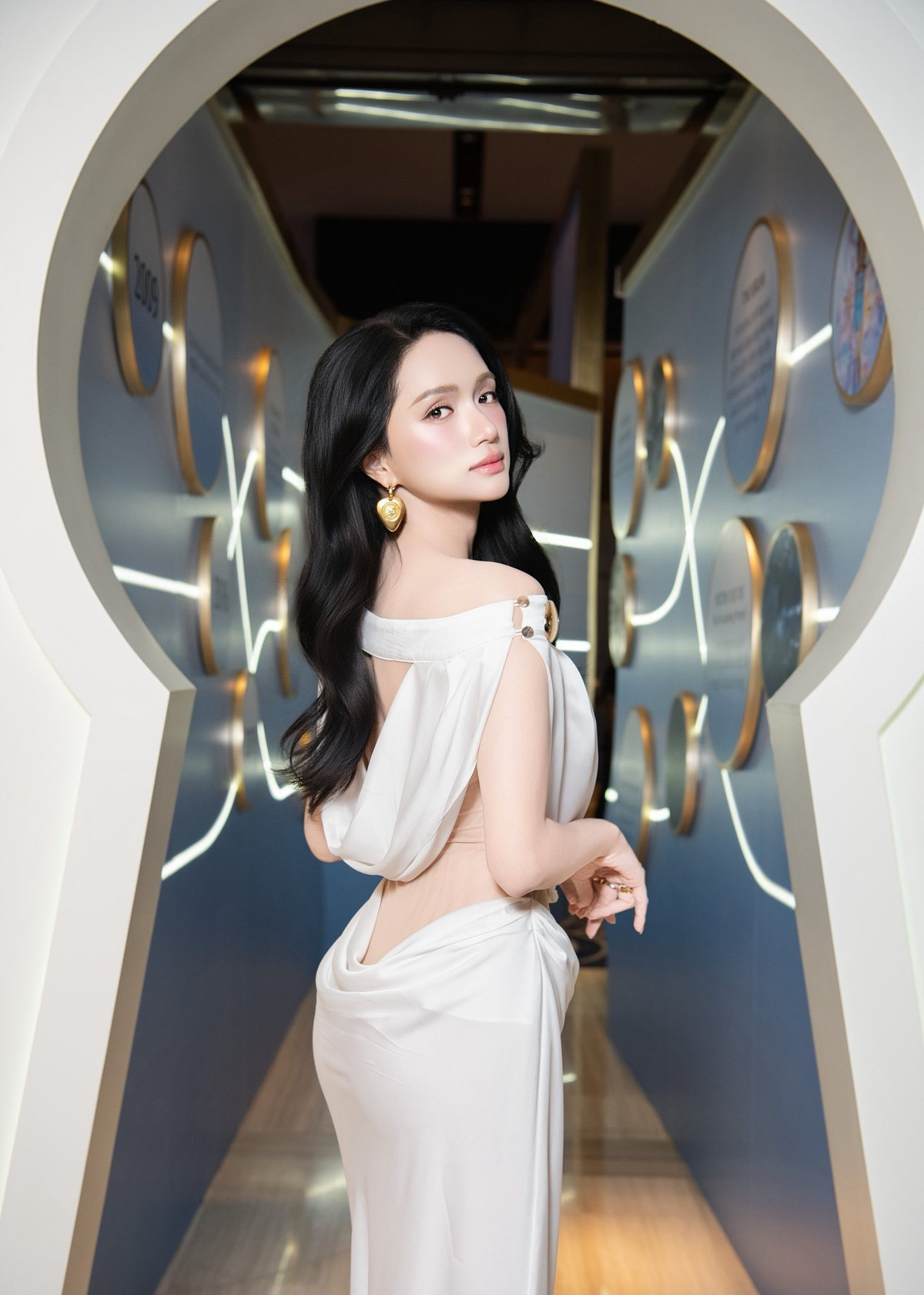 Hoa hậu Hương Giang diện đầm trắng cut-out quyến rũ. Ảnh: FB Nguyễn Hương Giang