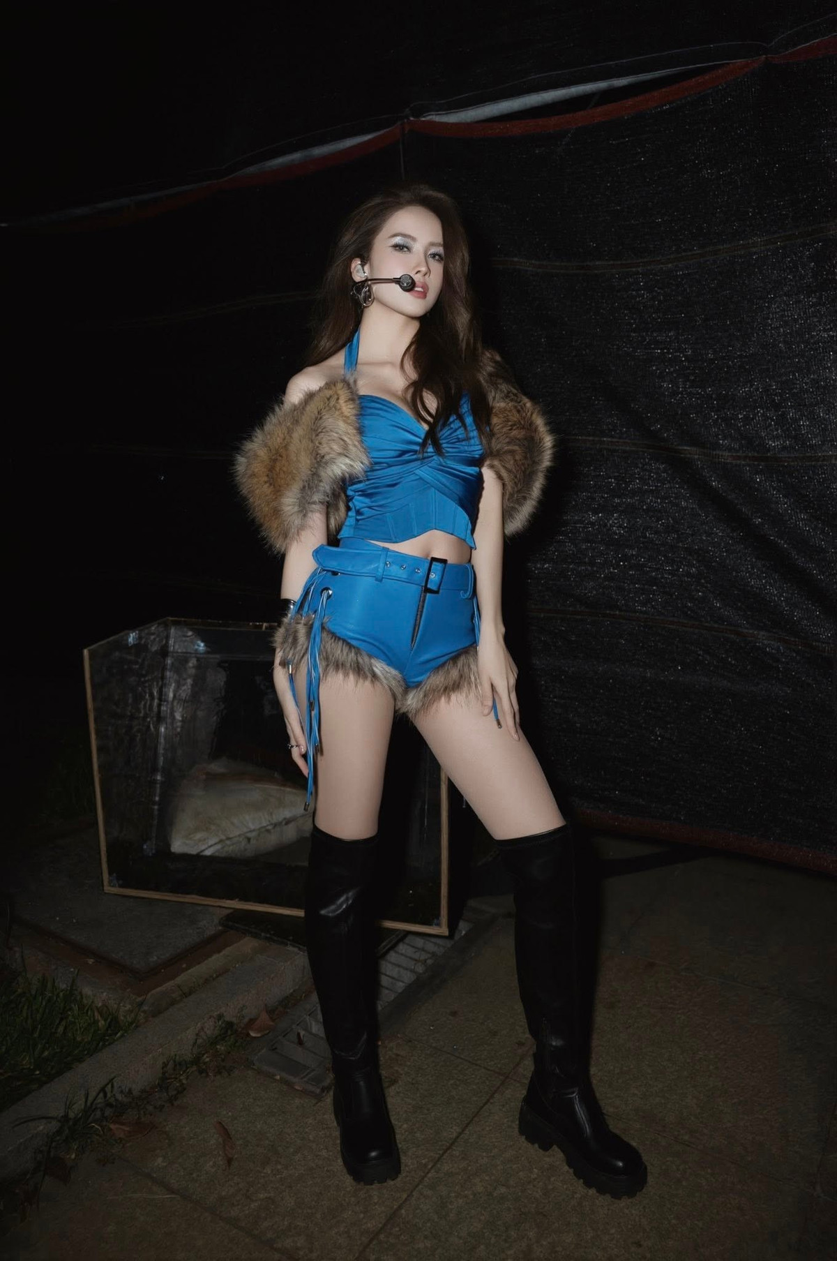 Ca sĩ Thiều Bảo Trâm mặc ngắn cũn, táo bạo đi diễn. Ảnh: FB Thiều Trâm