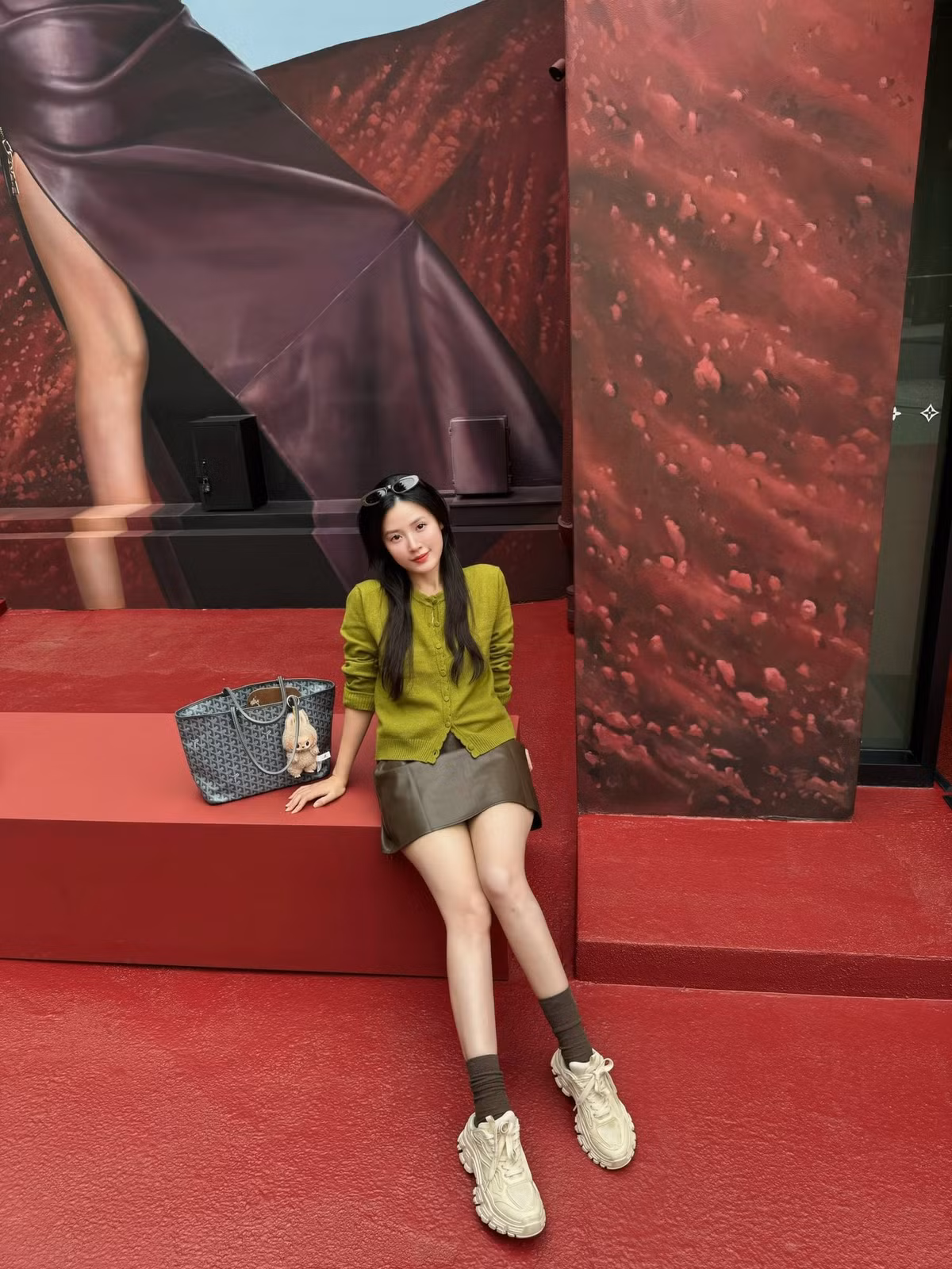 Thực tế, Midu từ lâu đã được khán giả nhớ đến nhờ nhan sắc dịu dàng và vẻ ngoài gần như “không tuổi”. Dù hoạt động nghệ thuật nhiều năm, nữ diễn viên vẫn giữ được hình ảnh thanh lịch, kín đáo cùng phong thái nhẹ nhàng đặc trưng.