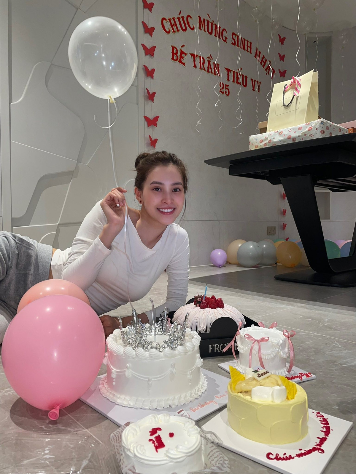 Hoa hậu Tiểu Vy khoe mặt mộc khi chụp ảnh bên bánh sinh nhật đón tuổi mới. Ảnh: FB Trần Tiểu Vy