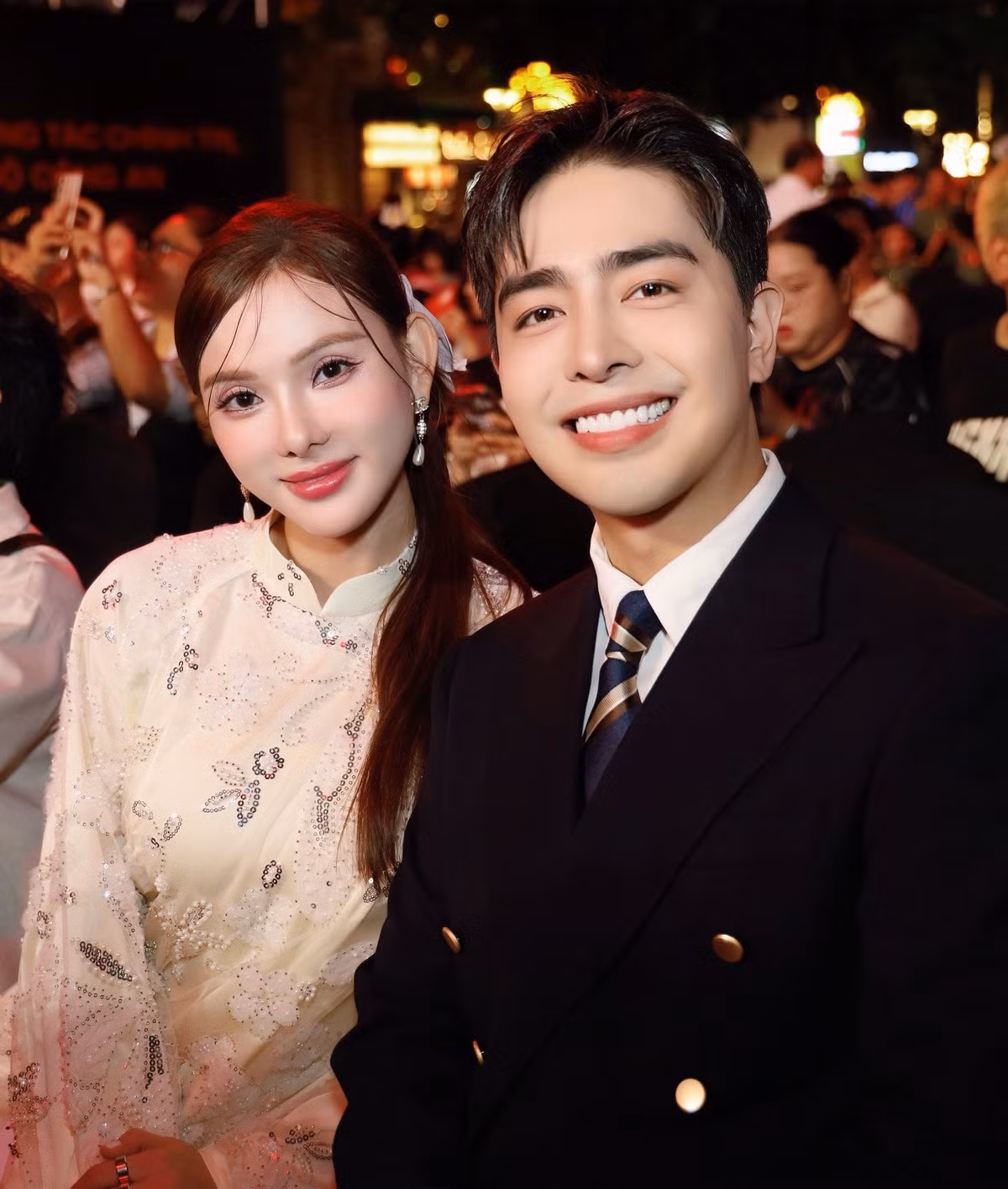 Từng là thành viên của nhóm nhạc đình đám một thời Mây Trắng và H.A.T, ca sĩ Thu Thủy sở hữu nhan sắc xinh đẹp cùng giọng hát nội lực. Không chỉ thành công trong sự nghiệp, Thu Thủy hiện còn có hôn nhân hạnh phúc bên cạnh ông xã kém 11 tuổi - Kin Nguyễn cùng hai con.