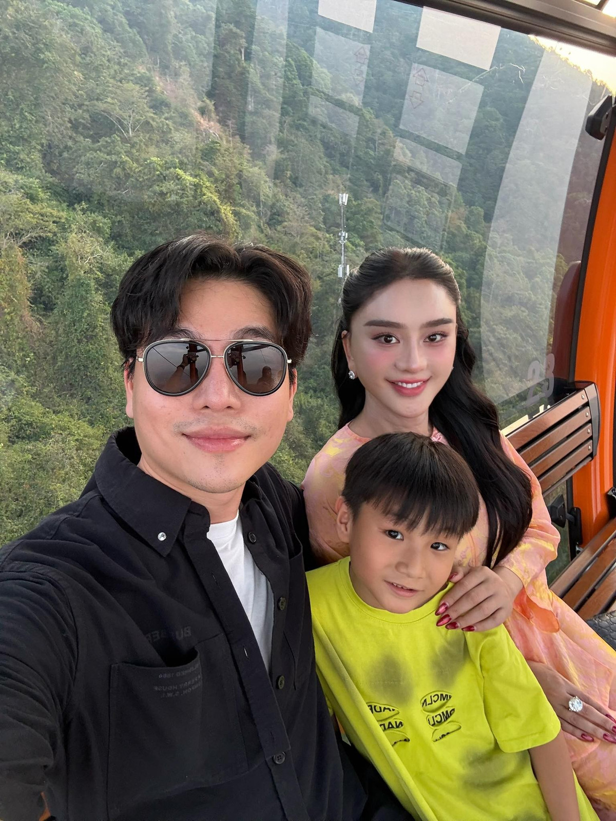 Lâm Khánh Chi quấn quýt nhạc sĩ, ca sĩ kém 14 tuổi Nguyễn Bá Thành và con trai 8 tuổi trong chuyến du lịch, lễ chùa ở Tây Ninh. Ảnh: FB Lâm Khánh Chi