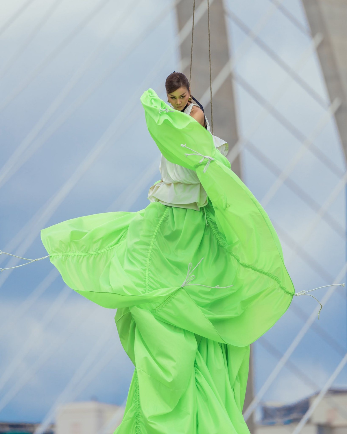 Thanh Hằng thị phạm cho thí sinh Vietnam's Next Top Model. Ảnh: FB Thanh Hằng