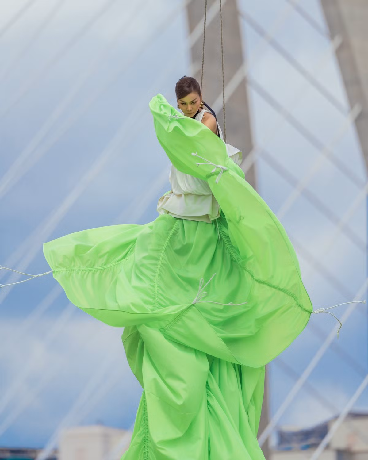 Thanh Hằng thị phạm cho thí sinh Vietnam's Next Top Model. Ảnh: FB Thanh Hằng