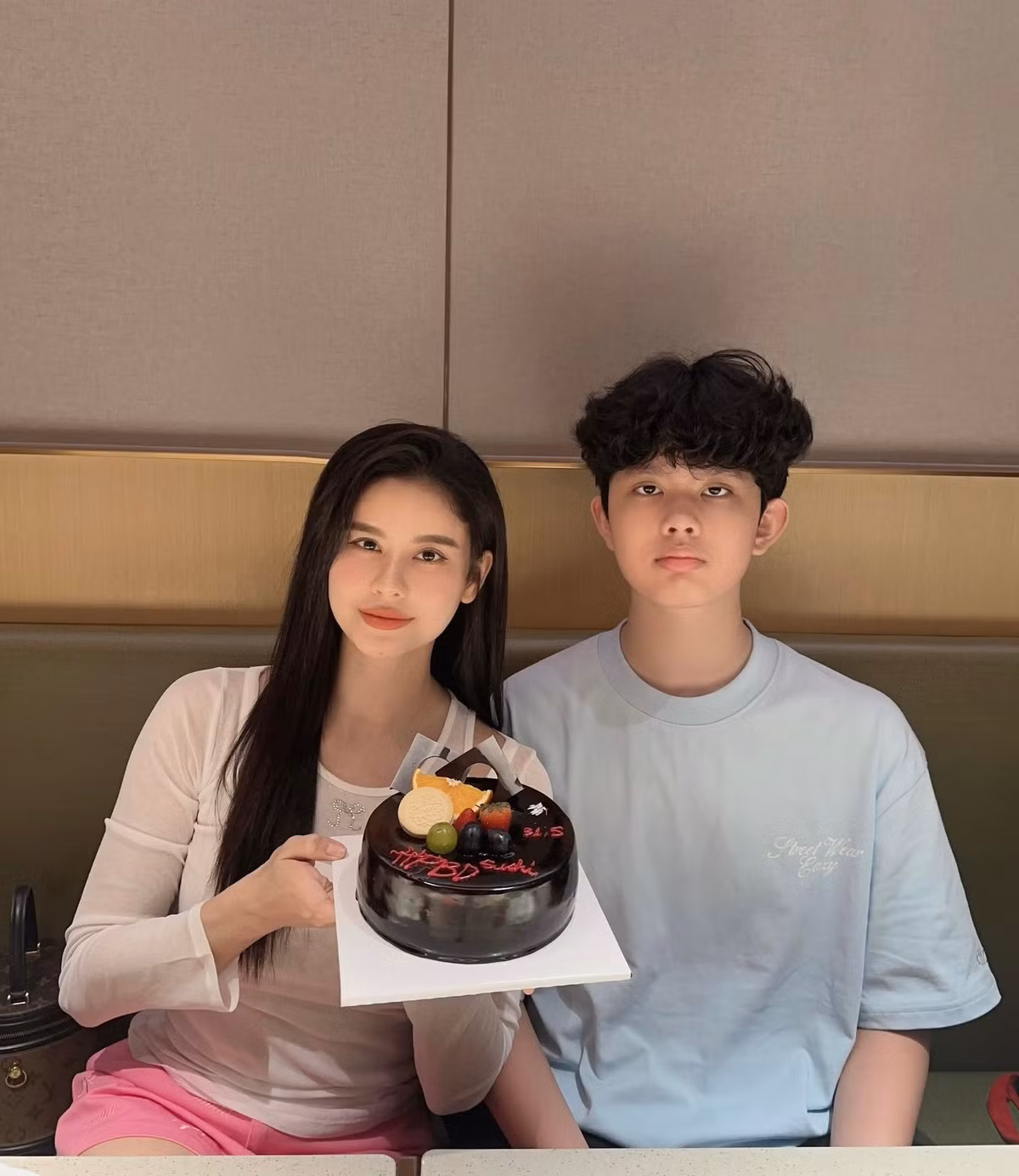 Không ít người bày tỏ sự ngạc nhiên trước sự thay đổi nhanh chóng của Sushi, từ một cậu bé có phần mũm mĩm ngày nào nay đã “lột xác” thành thiếu niên cao ráo, thon gọn và điển trai.