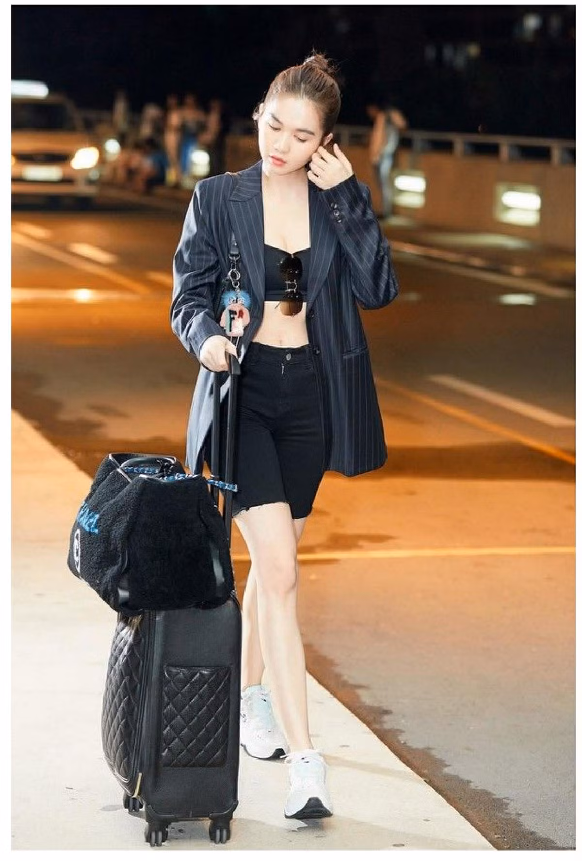 Trong khi cả showbiz đang rần rần "đu" trend, người ta lại nhớ đến một cái tên từng rất "sừng sỏ" với bộ sưu tập ảnh phong cách này chính là Ngọc Trinh.