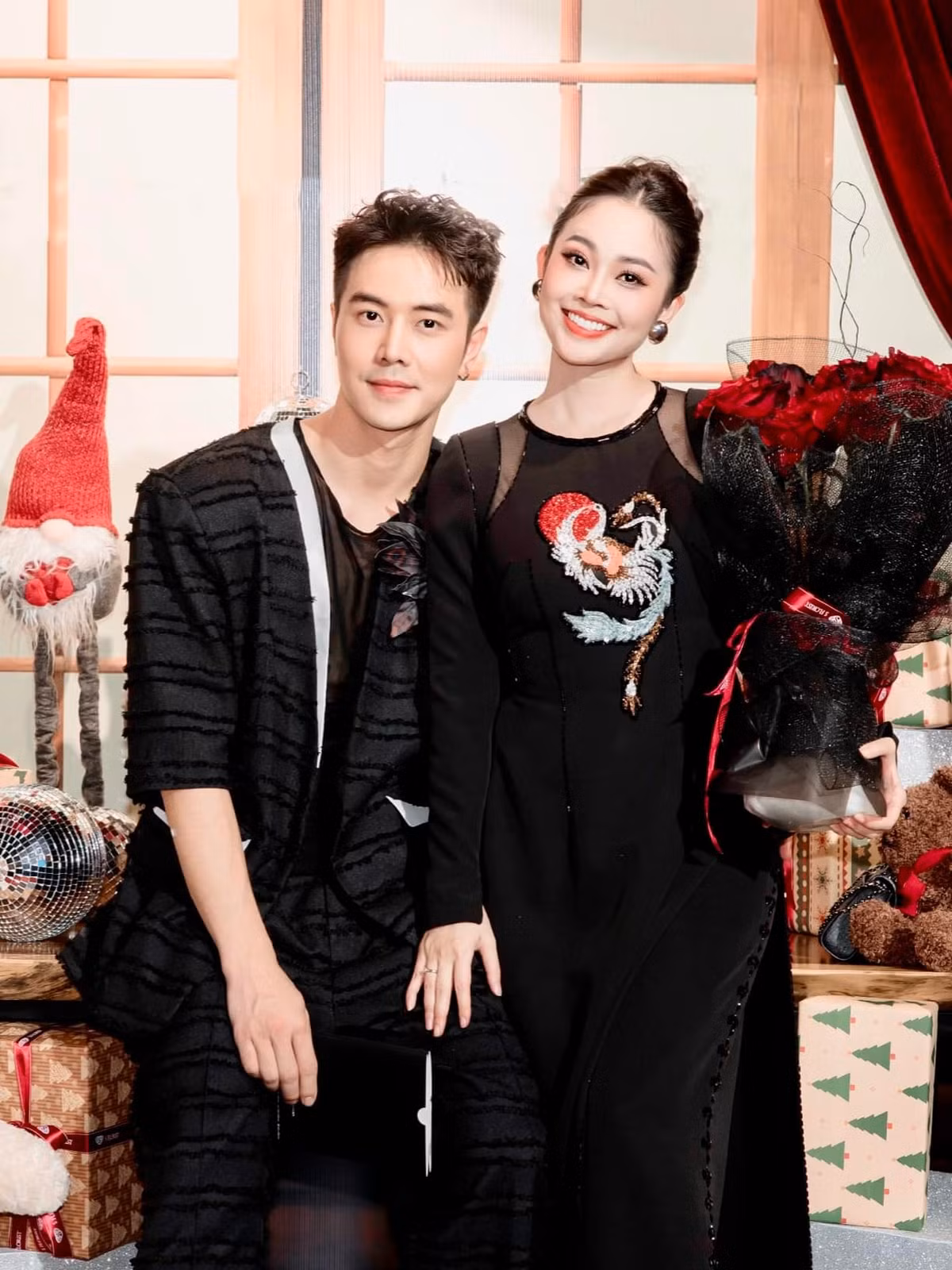 Năm 2020, Đức Hiếu kết hôn với MC Thùy Linh sau gần một năm hẹn hò. Kém vợ 5 tuổi nhưng Đức Hiếu luôn thấy cả hai đẹp đôi vì bà xã trẻ trung, nhí nhảnh trong khi anh có vẻ ngoài chững chạc hơn tuổi.