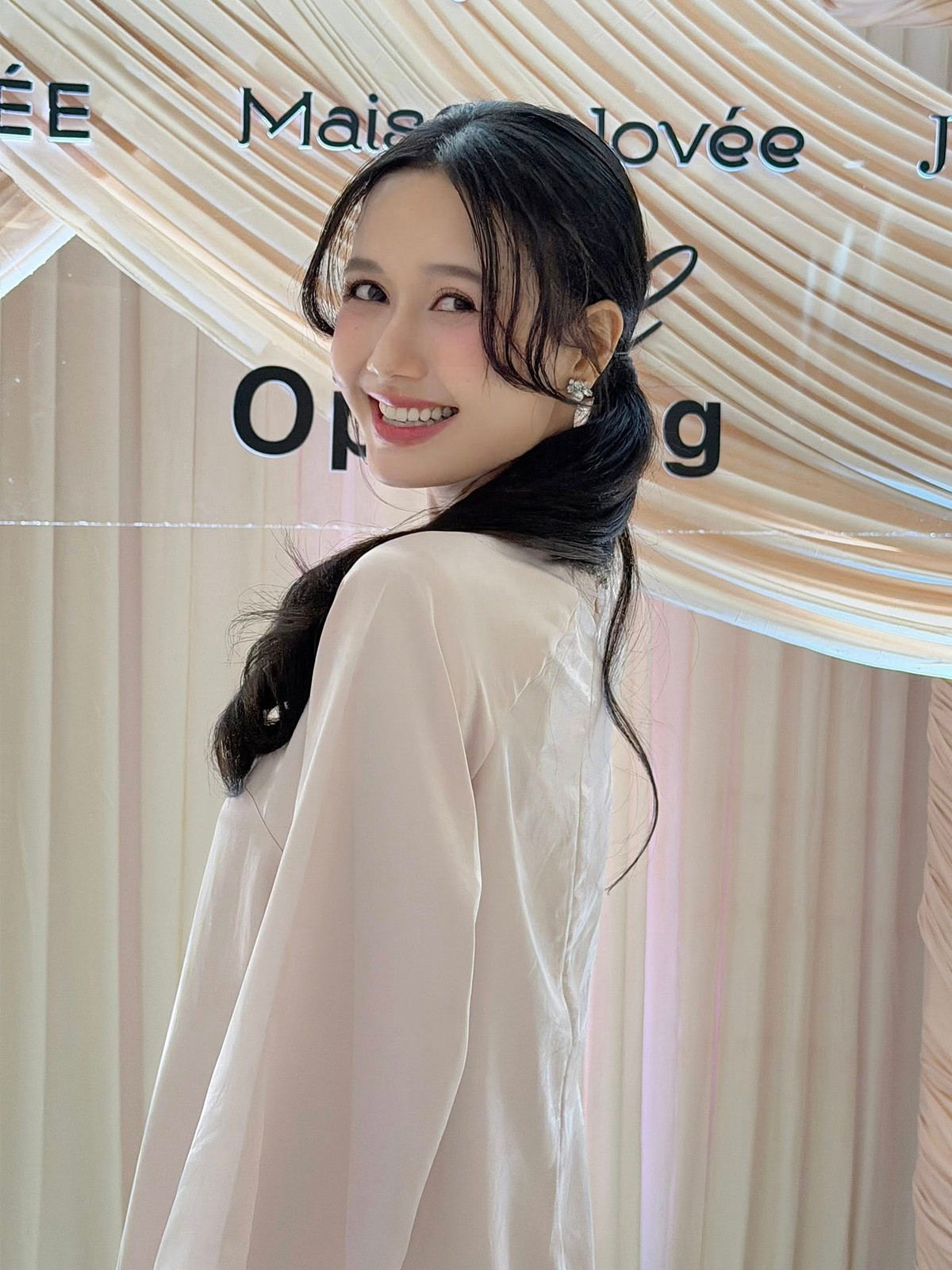 Gương mặt thanh tú, làn da mịn màng cùng nụ cười “tỏa nắng” đã trở thành dấu ấn riêng của cô.