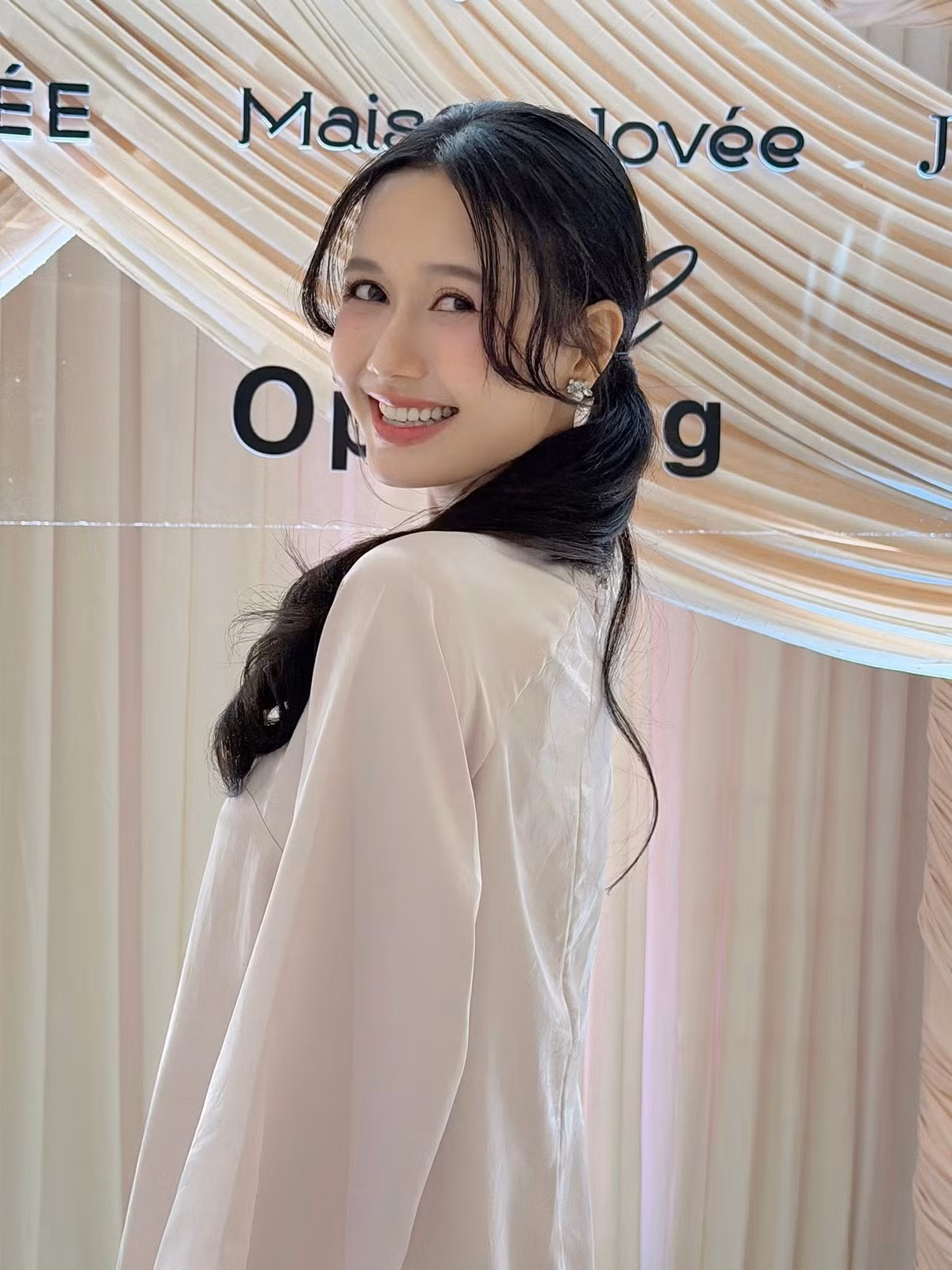 Gương mặt thanh tú, làn da mịn màng cùng nụ cười “tỏa nắng” đã trở thành dấu ấn riêng của cô.