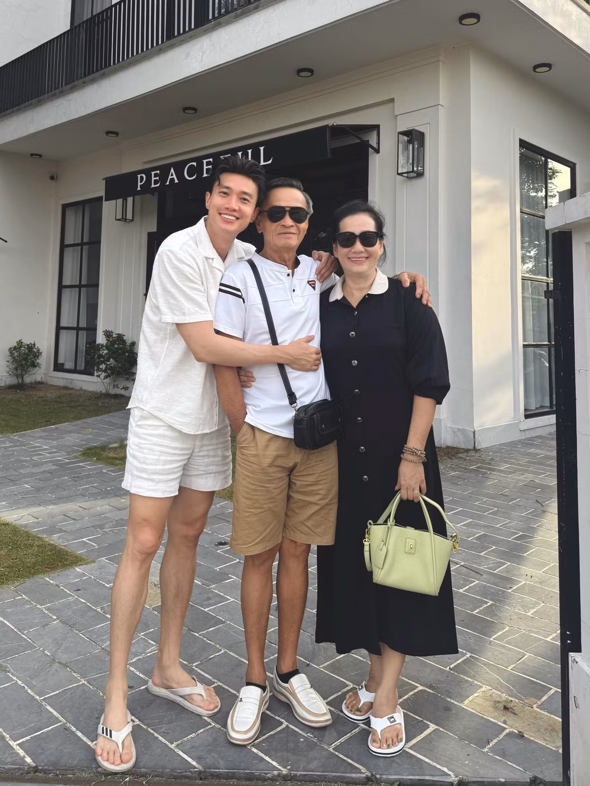 Quốc Trường được nhận xét thừa hưởng chiều cao, đôi chân dài cùng nét đẹp của bố mẹ. Ảnh: FB Nguyễn Quốc Trường