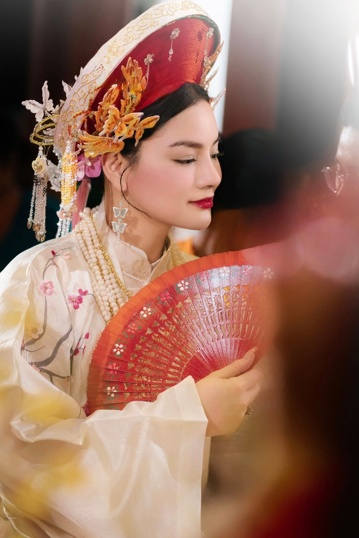 Siêu mẫu Vũ Thu Phương trong trang phục hầu đồng. Ảnh: FB Vũ Thu Phương