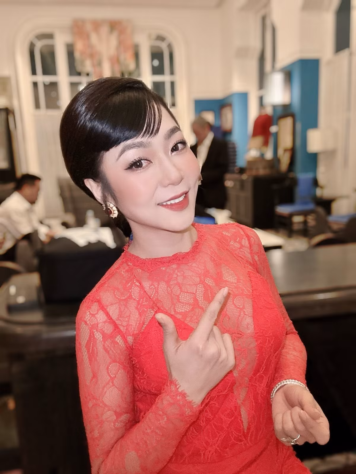 Không còn là hình ảnh kín đáo, dịu dàng thường thấy, Hà Thanh Xuân của hiện tại tự tin khoe vóc dáng thon gọn, nuột nà trong những trang phục gợi cảm, tôn lên đường cong quyến rũ.