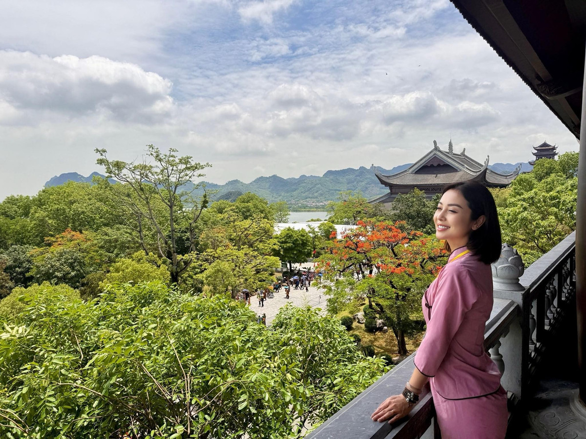 Hoa hậu Jennifer Phạm đăng ảnh đi chùa, chào đón tháng 8 âm lịch. Ảnh: FB Jennifer Pham