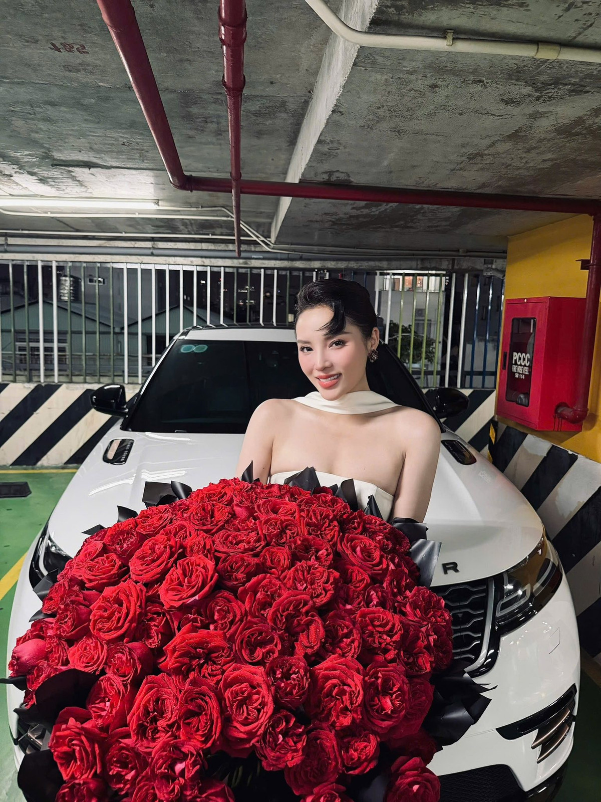 Hoa hậu Kỳ Duyên chụp ảnh với bó hoa hồng 'siêu to khổng lồ'. Ảnh: FB Nguyen Cao Ky Duyen
