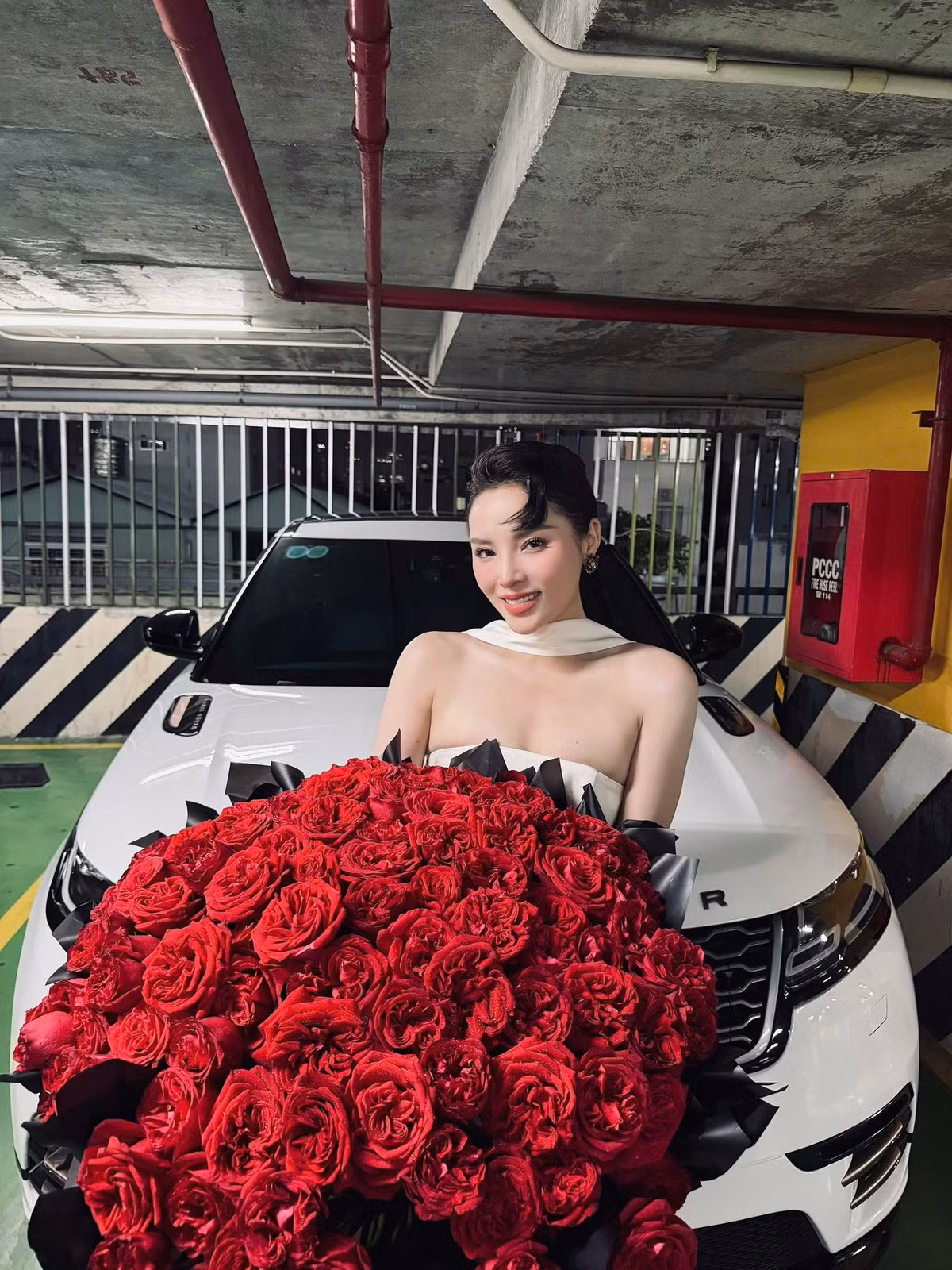 Hoa hậu Kỳ Duyên chụp ảnh với bó hoa hồng 'siêu to khổng lồ'. Ảnh: FB Nguyen Cao Ky Duyen