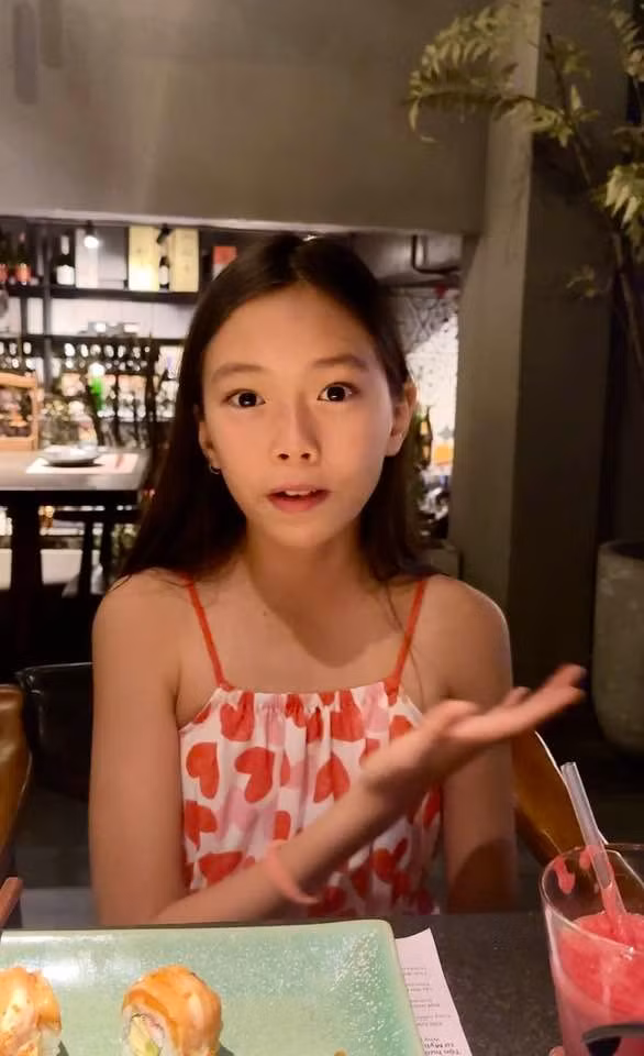 Ngay từ nhỏ, ca sĩ Đoan Trang đã hướng dẫn con tách biệt từng ngôn ngữ khi giao tiếp, giúp Sol không bị pha trộn và sử dụng linh hoạt trong nhiều hoàn cảnh.