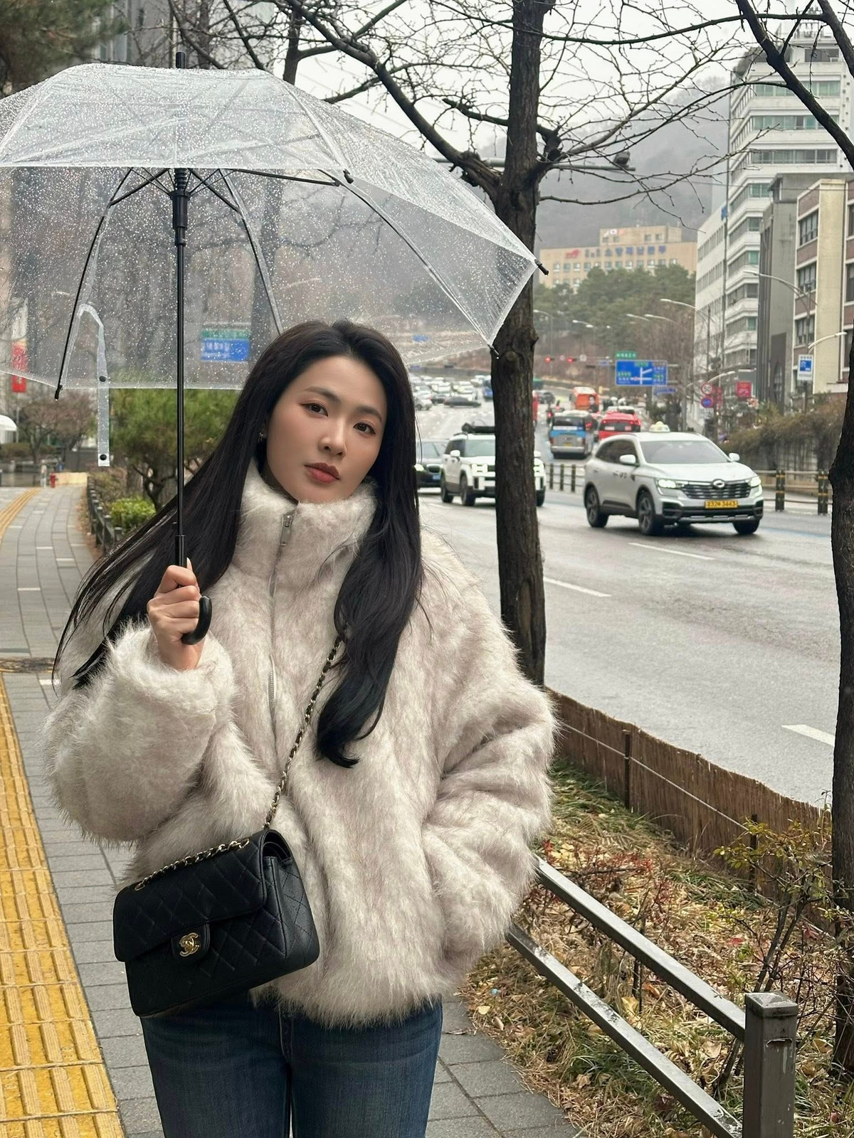 Minh Trang sinh năm 1995, quê Hải Phòng, tốt nghiệp Đại học Sân khấu – Điện ảnh Hà Nội. Khi còn là sinh viên, Minh Trang từng được gọi là “hot girl của trường” nhờ chiều cao 1m7, gương mặt thanh tú đậm chất Á Đông và vóc dáng cân đối.