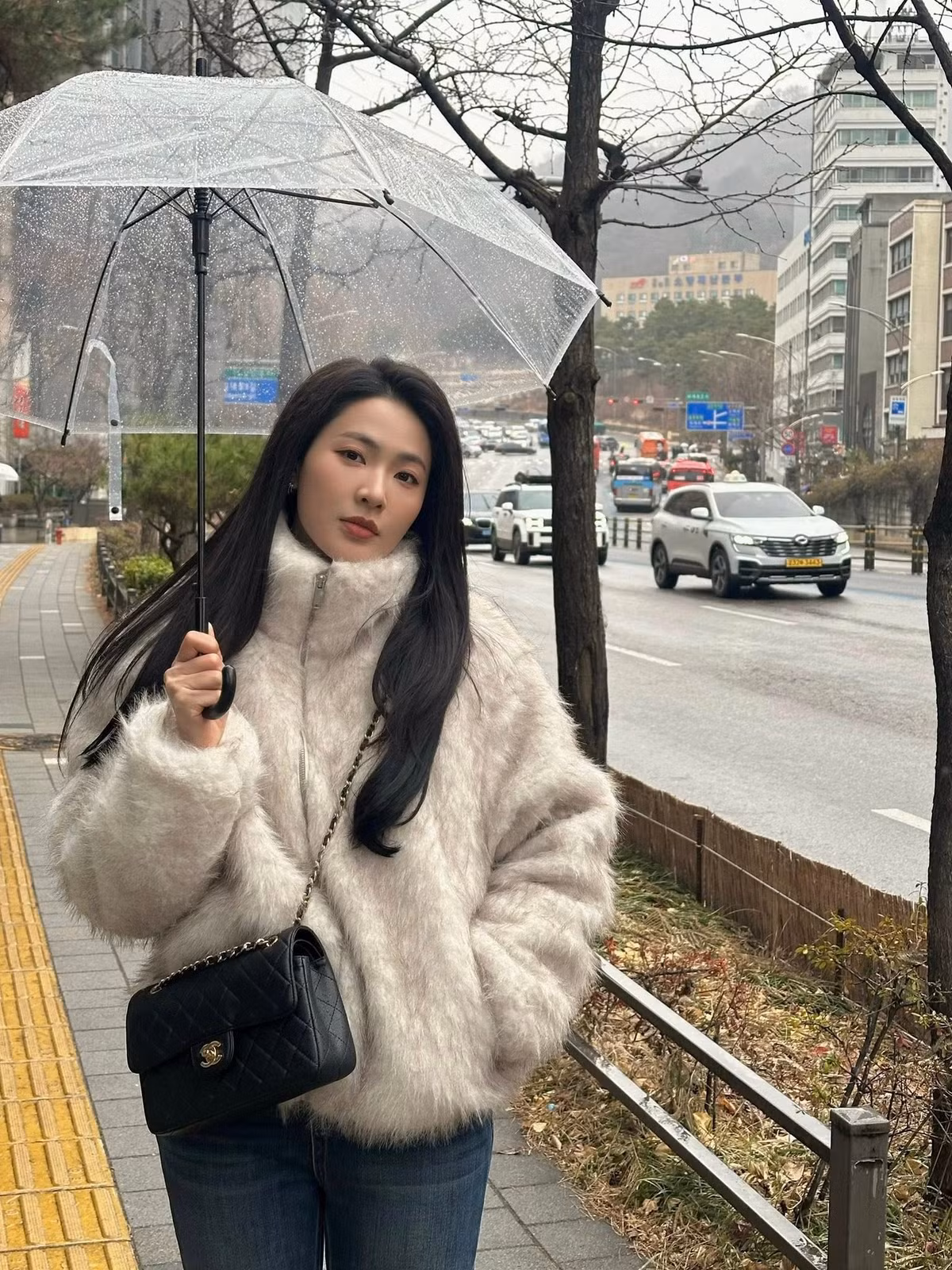 Minh Trang sinh năm 1995, quê Hải Phòng, tốt nghiệp Đại học Sân khấu – Điện ảnh Hà Nội. Khi còn là sinh viên, Minh Trang từng được gọi là “hot girl của trường” nhờ chiều cao 1m7, gương mặt thanh tú đậm chất Á Đông và vóc dáng cân đối.