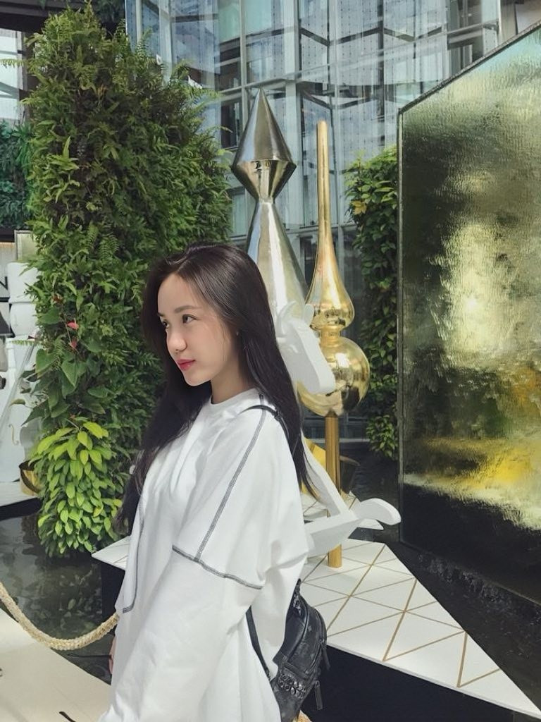 Đặc biệt, sau khi ca khúc “Mặt trời của em” gây tiếng vang, hình ảnh Phương Ly càng được yêu mến bởi vẻ đẹp ngọt ngào, chuẩn tình đầu.