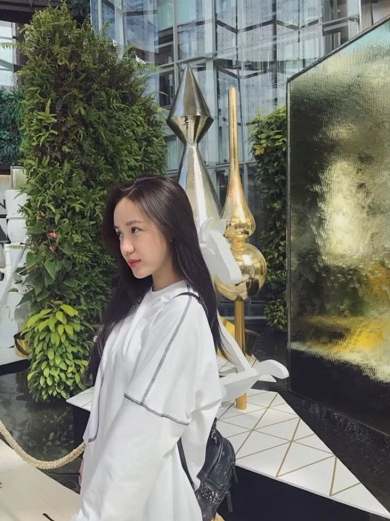 Đặc biệt, sau khi ca khúc “Mặt trời của em” gây tiếng vang, hình ảnh Phương Ly càng được yêu mến bởi vẻ đẹp ngọt ngào, chuẩn tình đầu.