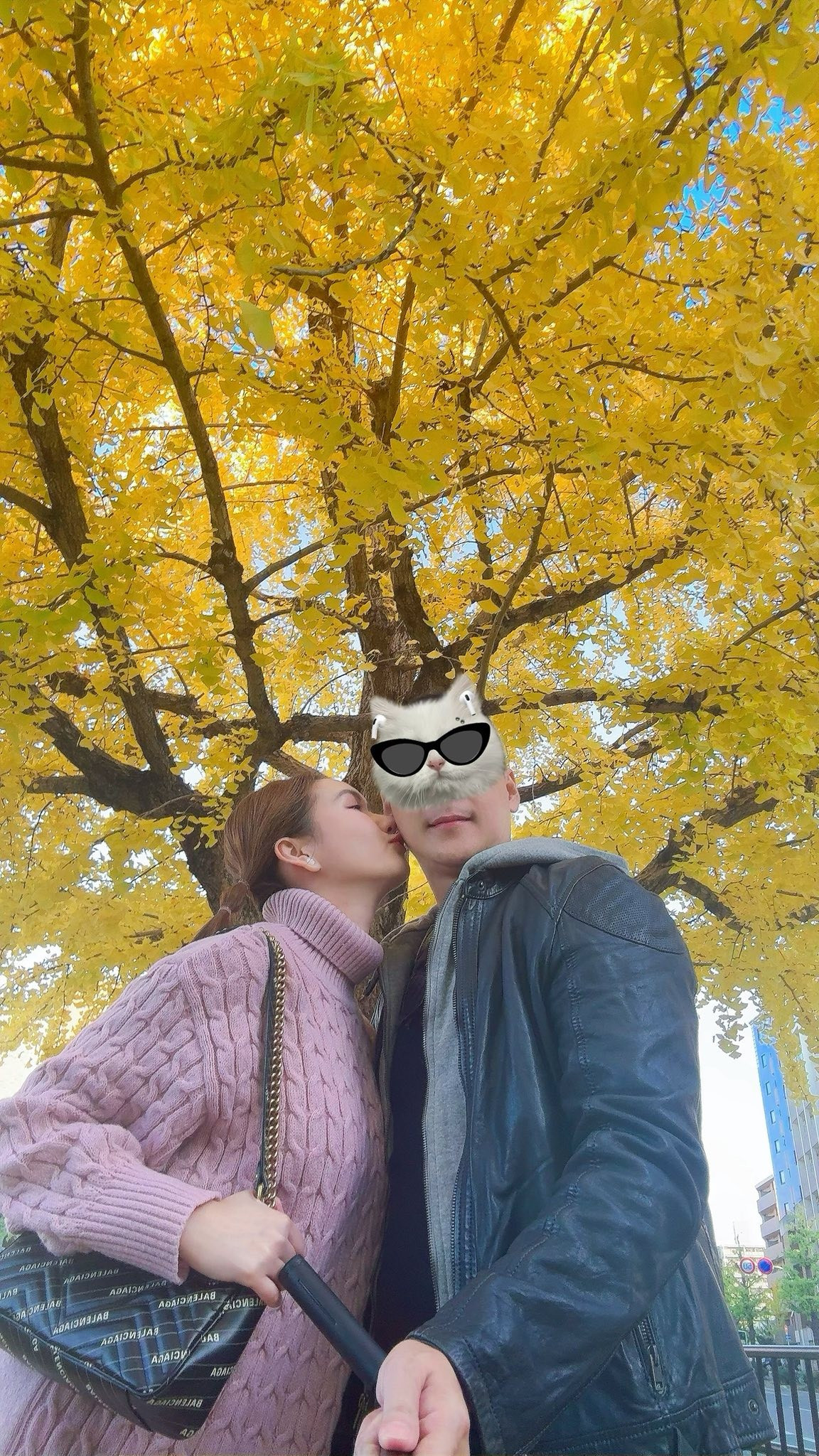 Không ít ý kiến nhận xét nữ diễn viên ngày càng đằm thắm, rạng rỡ hơn sau khi lập gia đình. Đặc biệt, khoảng cách tuổi tác 11 năm giữa hai vợ chồng không bị xem là rào cản, trái lại còn mang đến cho cô cảm giác bình yên, được che chở.