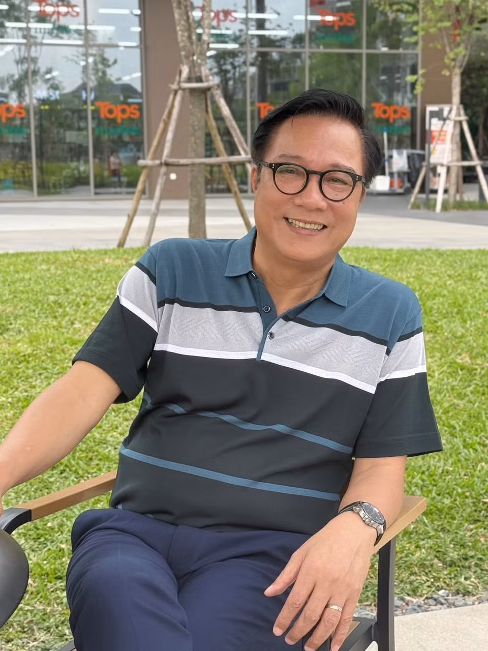 "Đi về phía nắng", nghệ sĩ Trọng Trinh chú thích ảnh. Ảnh: FB Nguyễn Trinh