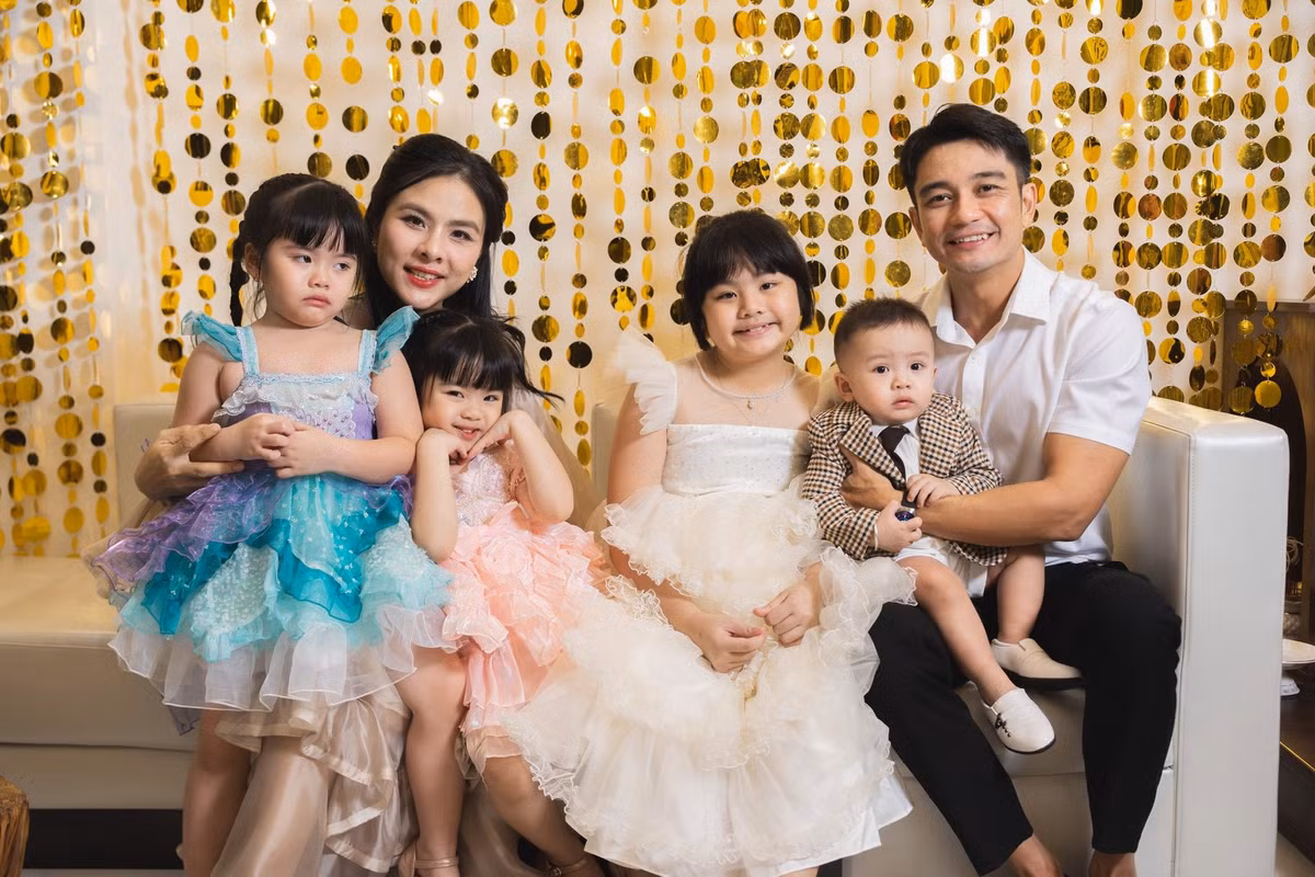 Nữ diễn viên duy trì thói quen dưỡng da khoa học, chú trọng làm sạch, cấp ẩm và bảo vệ da mỗi ngày. Chính sự kiên trì và chăm chút này đã giúp cô giữ được làn da căng tràn sức sống, bất chấp lịch trình dày đặc.