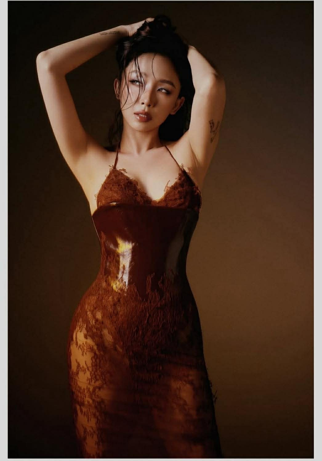 Song song với sự chú ý dành cho trang phục, Tóc Tiên cũng vướng vào các cuộc bàn luận về ngoại hình, đặc biệt là nghi vấn can thiệp thẩm mỹ.