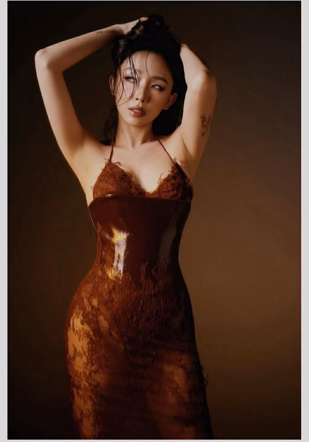 Song song với sự chú ý dành cho trang phục, Tóc Tiên cũng vướng vào các cuộc bàn luận về ngoại hình, đặc biệt là nghi vấn can thiệp thẩm mỹ.