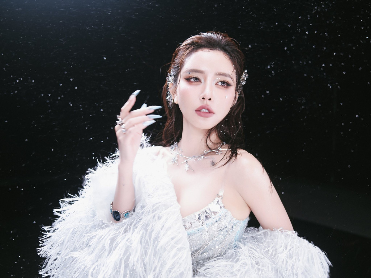 Ca sĩ Bích Phương xuất hiện với hình ảnh lấy cảm hứng từ nữ thần băng giá. Ảnh: FB Bích Phương