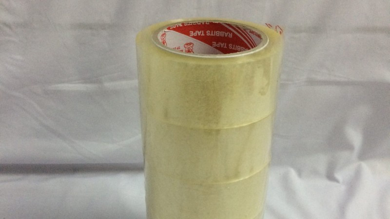 Trong trường hợp không có con lăn, băng dính là lựa chọn thay thế tiện lợi. Chỉ cần dùng băng dính bản lớn, cuộn quanh tay hoặc quấn quanh gậy, sau đó dán và kéo nhẹ trên bề mặt ghế, lông thú cưng sẽ được lấy đi nhanh chóng mà không cần thêm dụng cụ chuyên biệt.