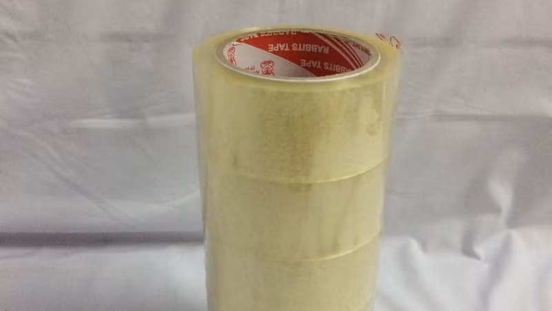 Trong trường hợp không có con lăn, băng dính là lựa chọn thay thế tiện lợi. Chỉ cần dùng băng dính bản lớn, cuộn quanh tay hoặc quấn quanh gậy, sau đó dán và kéo nhẹ trên bề mặt ghế, lông thú cưng sẽ được lấy đi nhanh chóng mà không cần thêm dụng cụ chuyên biệt.