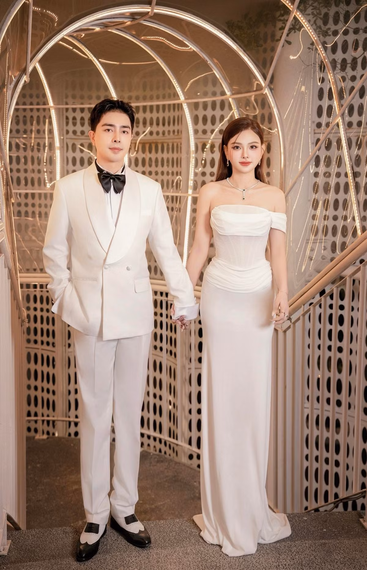 Nữ ca sĩ cho biết dù kém 10 tuổi nhưng Kin Nguyễn là người chững chạc, không chỉ dành tình cảm cho cô, anh còn yêu thương con trai riêng của mình.