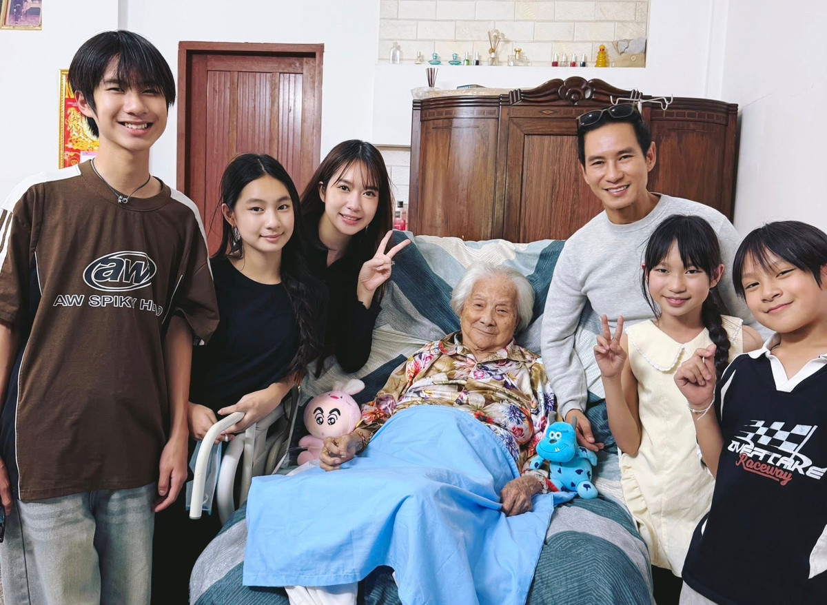Lý Hải đưa vợ con về miền Tây thăm mẹ gần 100 tuổi. Ảnh: FB Ly Hai Minh Ha
